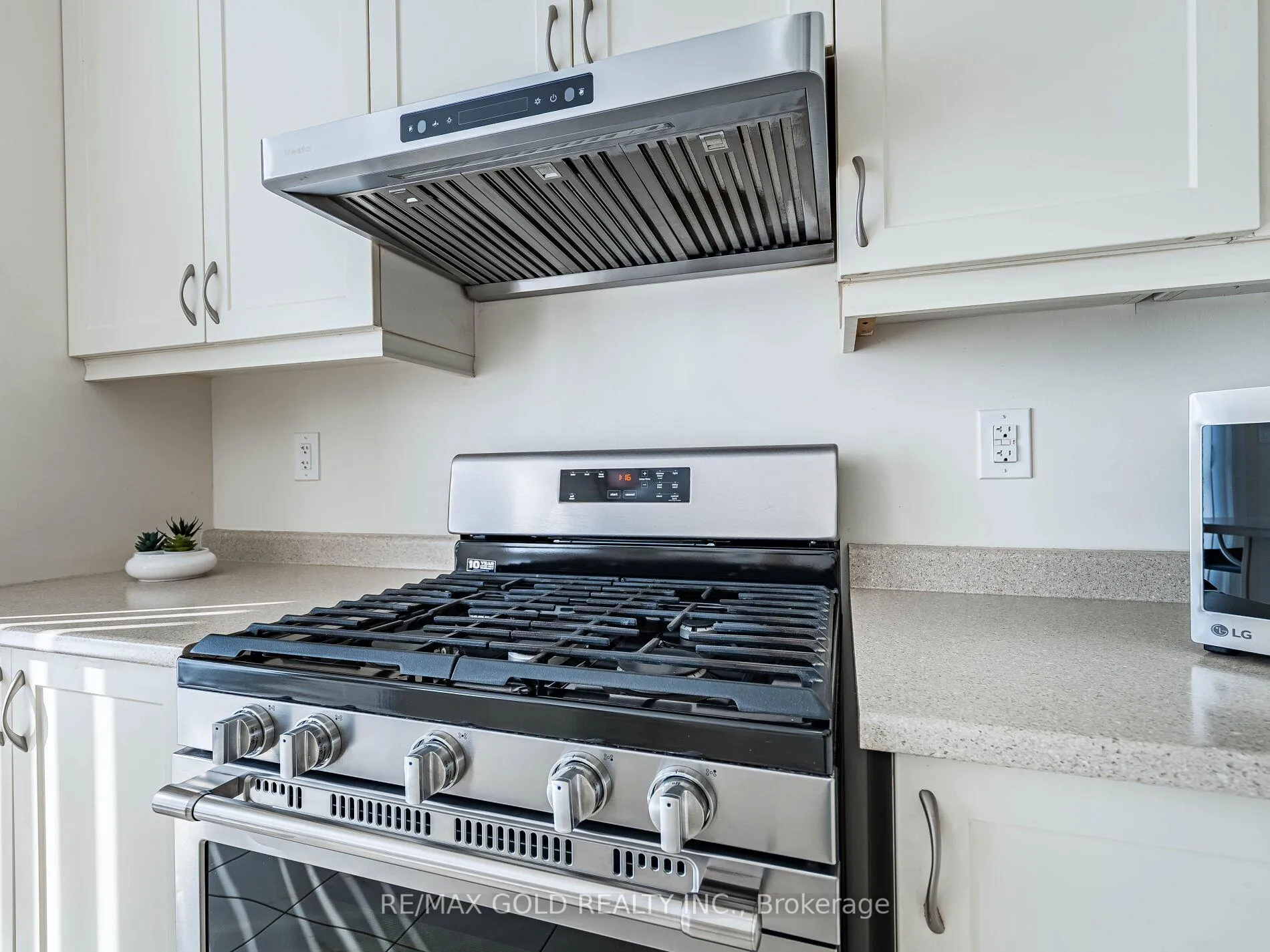 Photo 17 of 520 Edenbrook Hill Drive, Brampton, Northwest Brampton — HOMEH