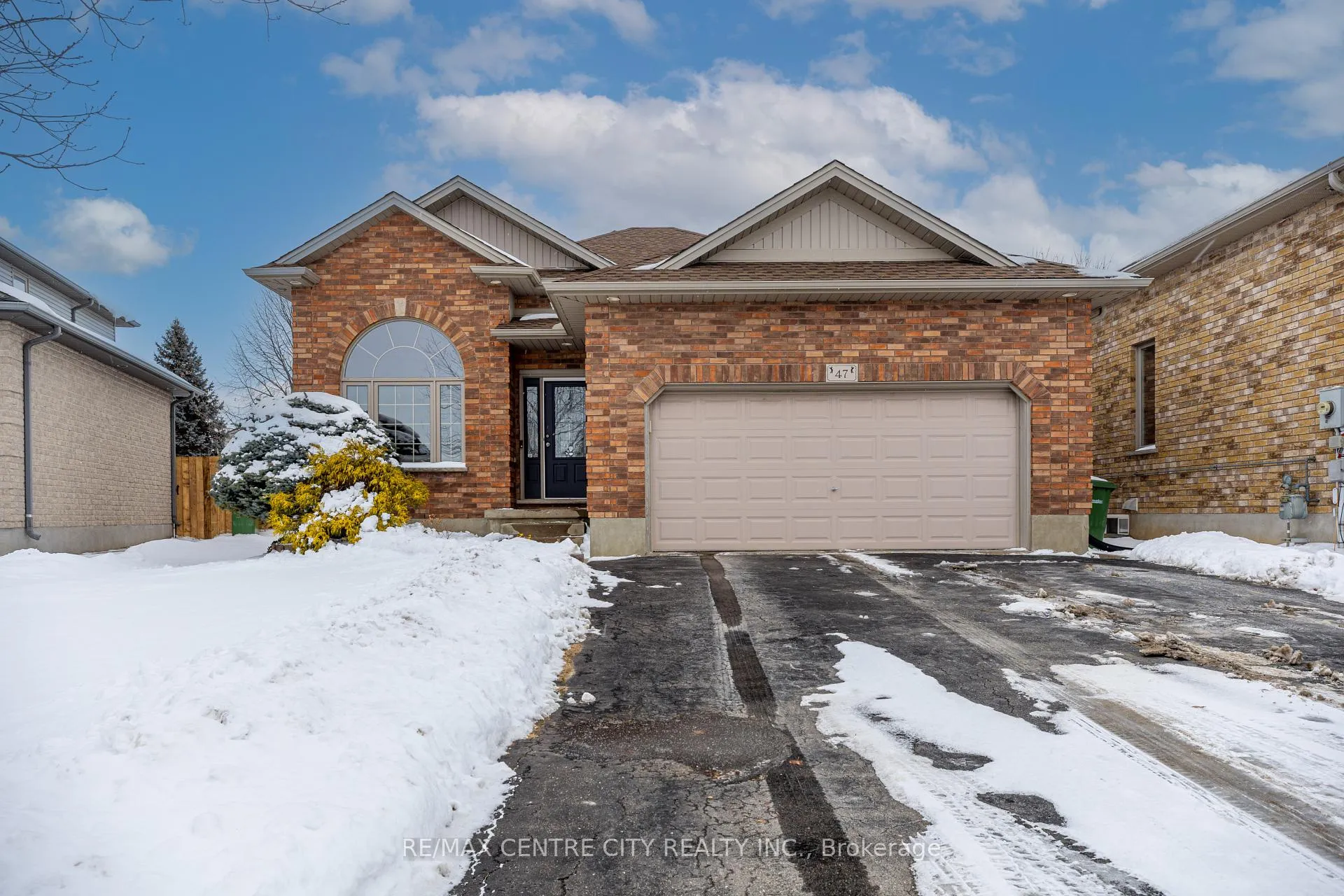 Photo 2 of 47 Hagerman Crescent, St. Thomas — HOMEH