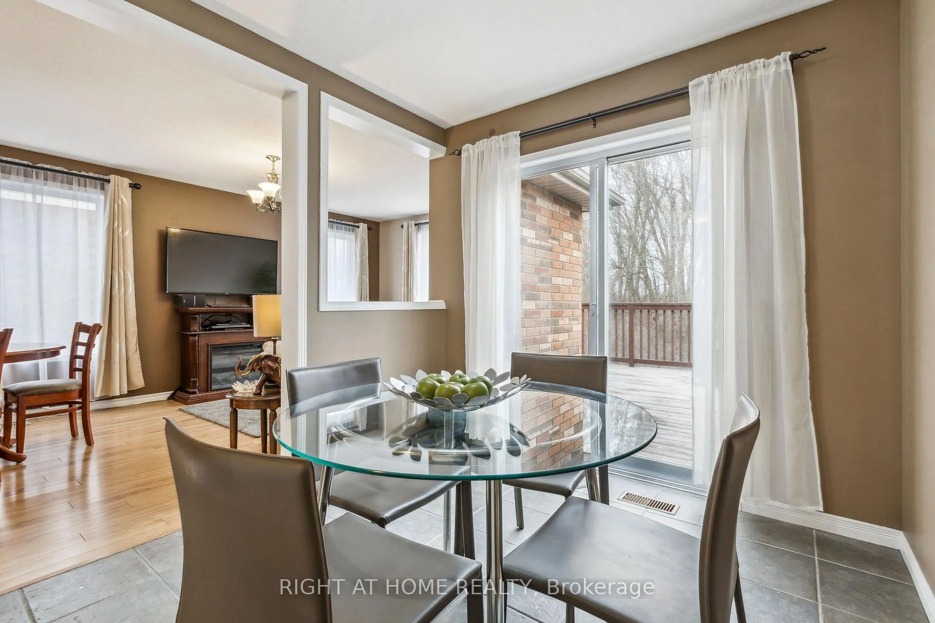 Photo 4 of 40 Chillico Drive, Guelph, Willow West/Sugarbush/West Acres — HOMEH