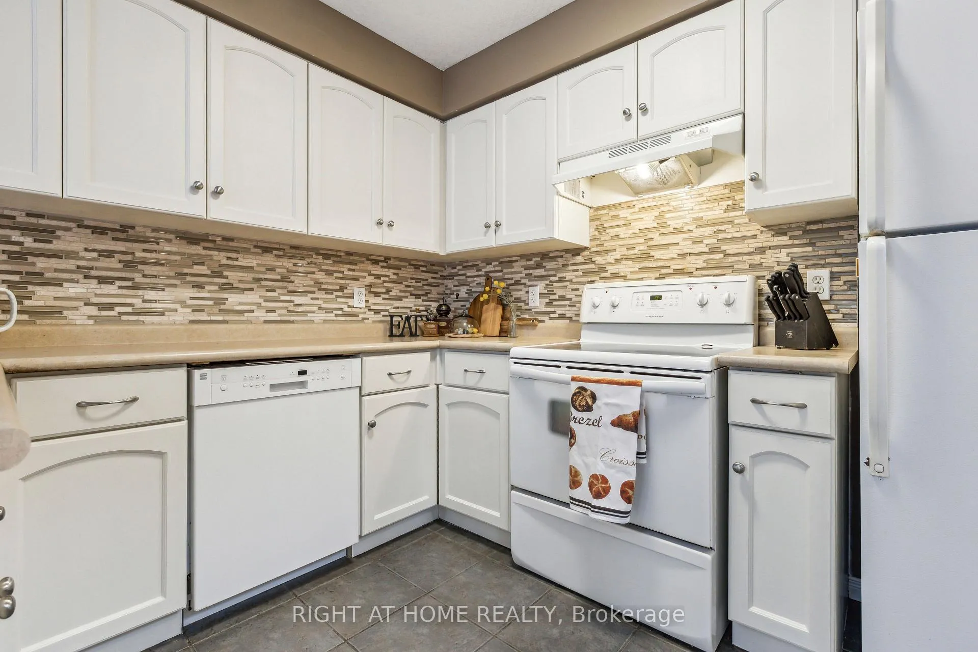 Photo 5 of 40 Chillico Drive, Guelph, Willow West/Sugarbush/West Acres — HOMEH