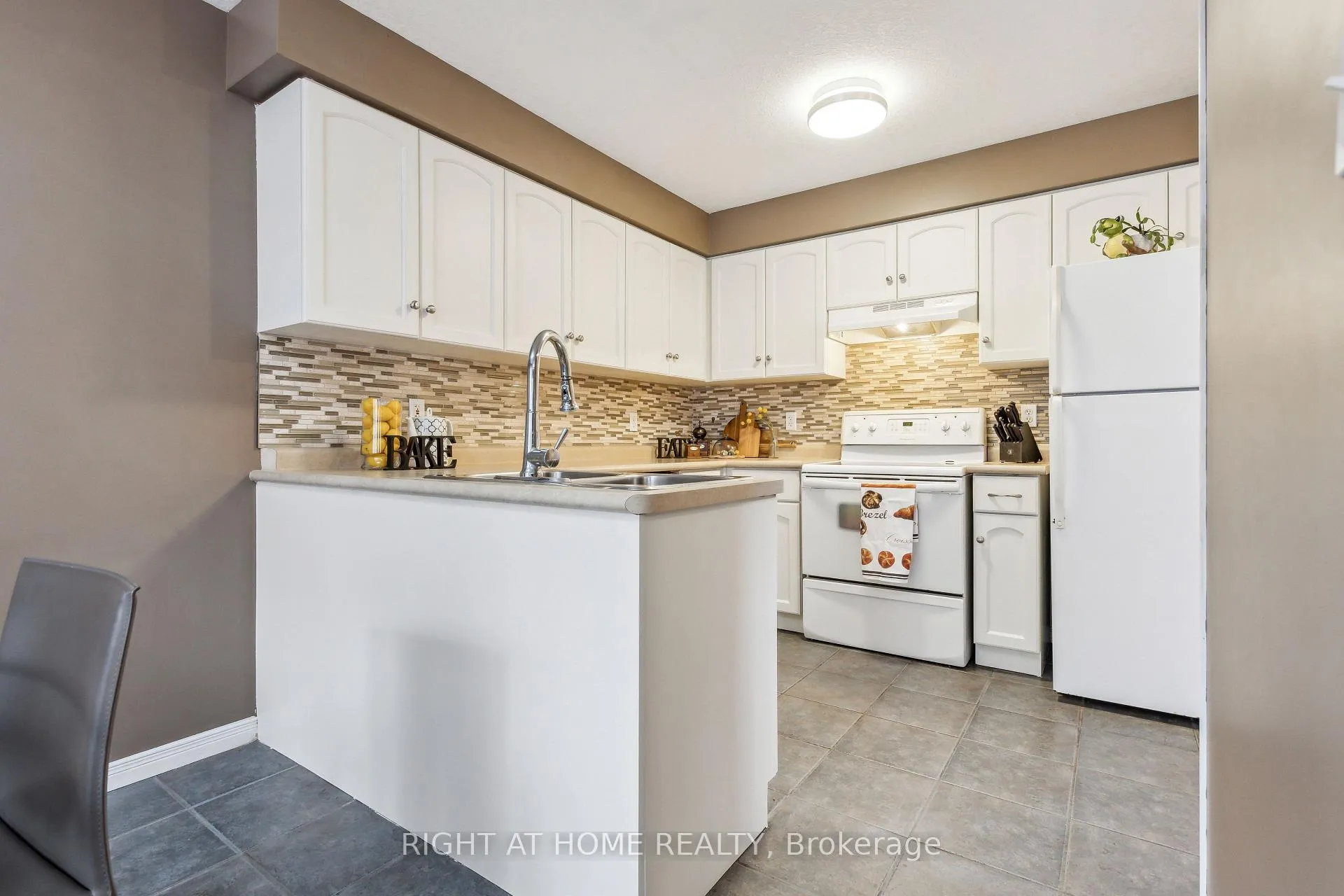 Photo 6 of 40 Chillico Drive, Guelph, Willow West/Sugarbush/West Acres — HOMEH