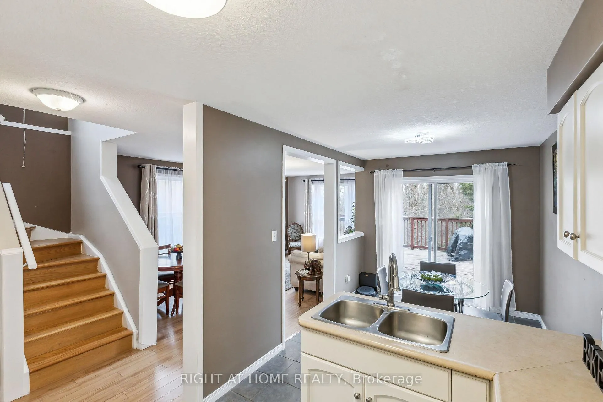 Photo 7 of 40 Chillico Drive, Guelph, Willow West/Sugarbush/West Acres — HOMEH