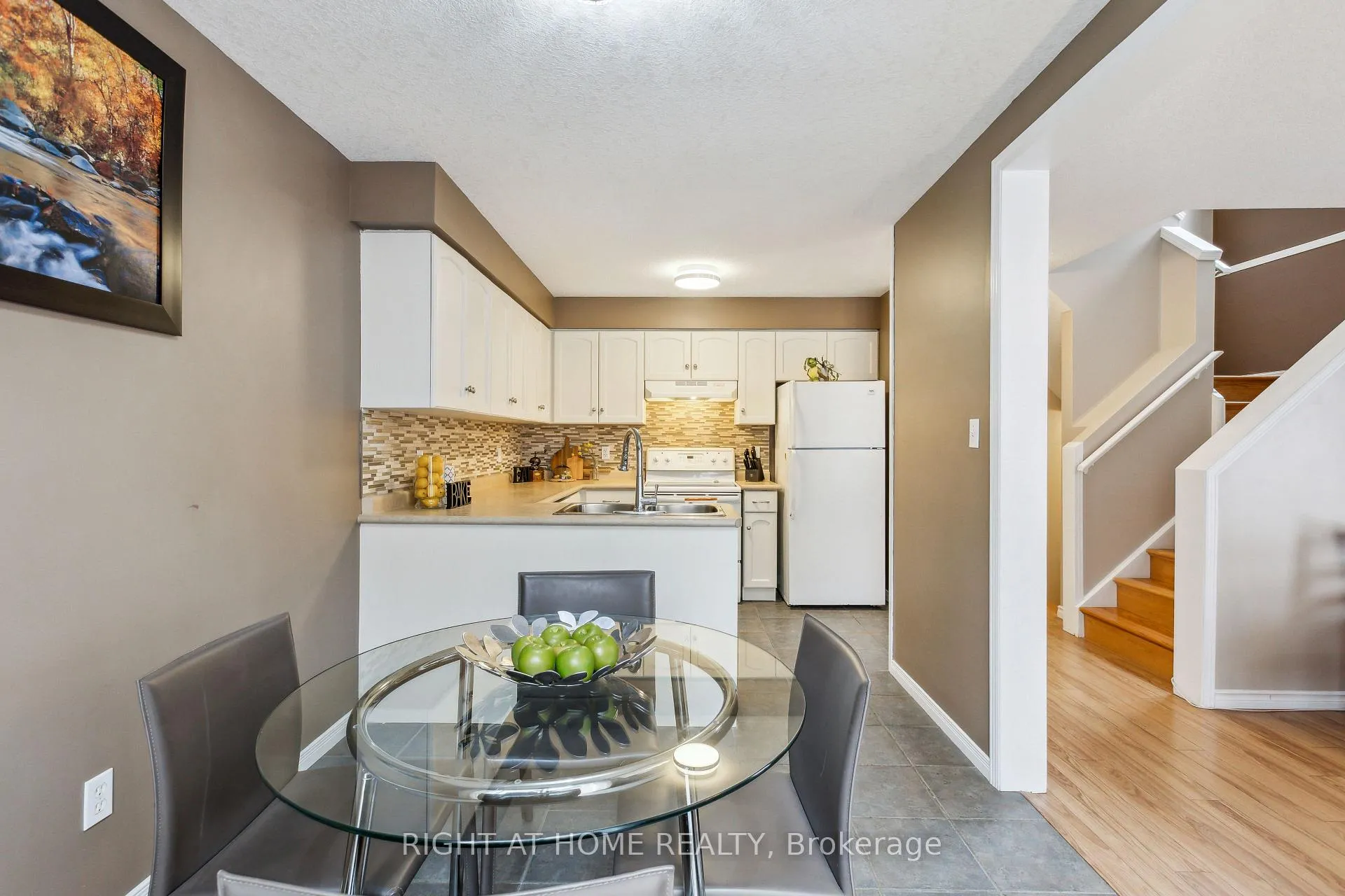 Photo 9 of 40 Chillico Drive, Guelph, Willow West/Sugarbush/West Acres — HOMEH