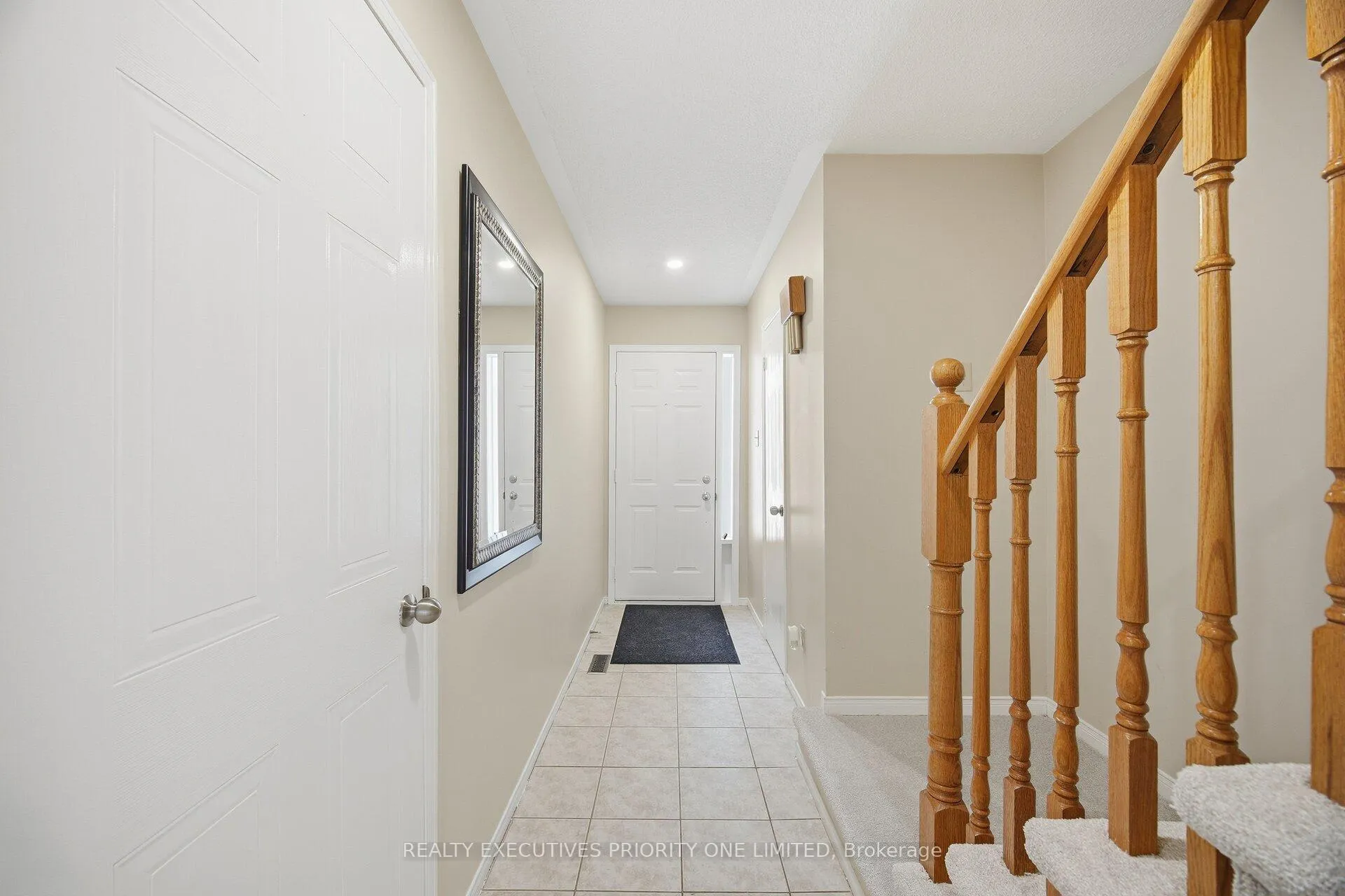 Photo 2 of 28 Smith Court, Caledon, Bolton East — HOMEH