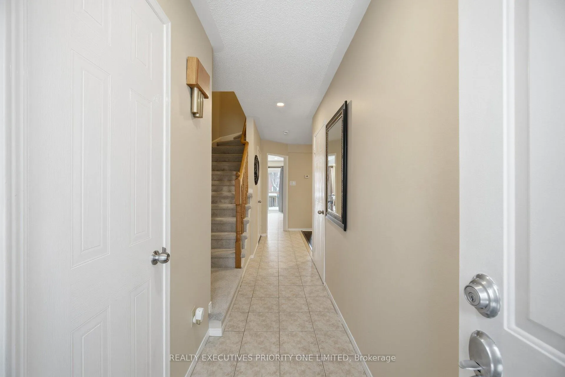 Photo 3 of 28 Smith Court, Caledon, Bolton East — HOMEH