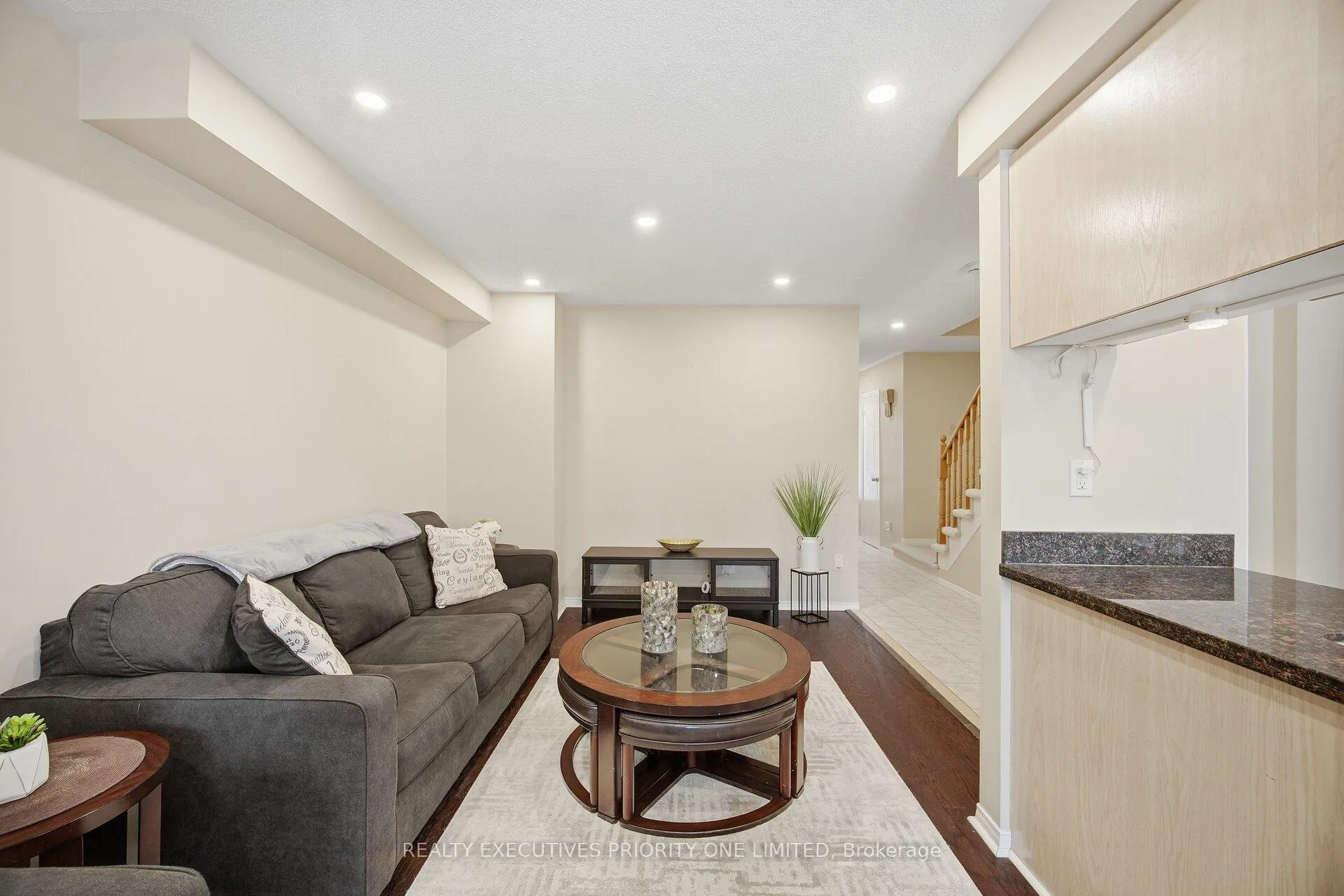 Photo 4 of 28 Smith Court, Caledon, Bolton East — HOMEH