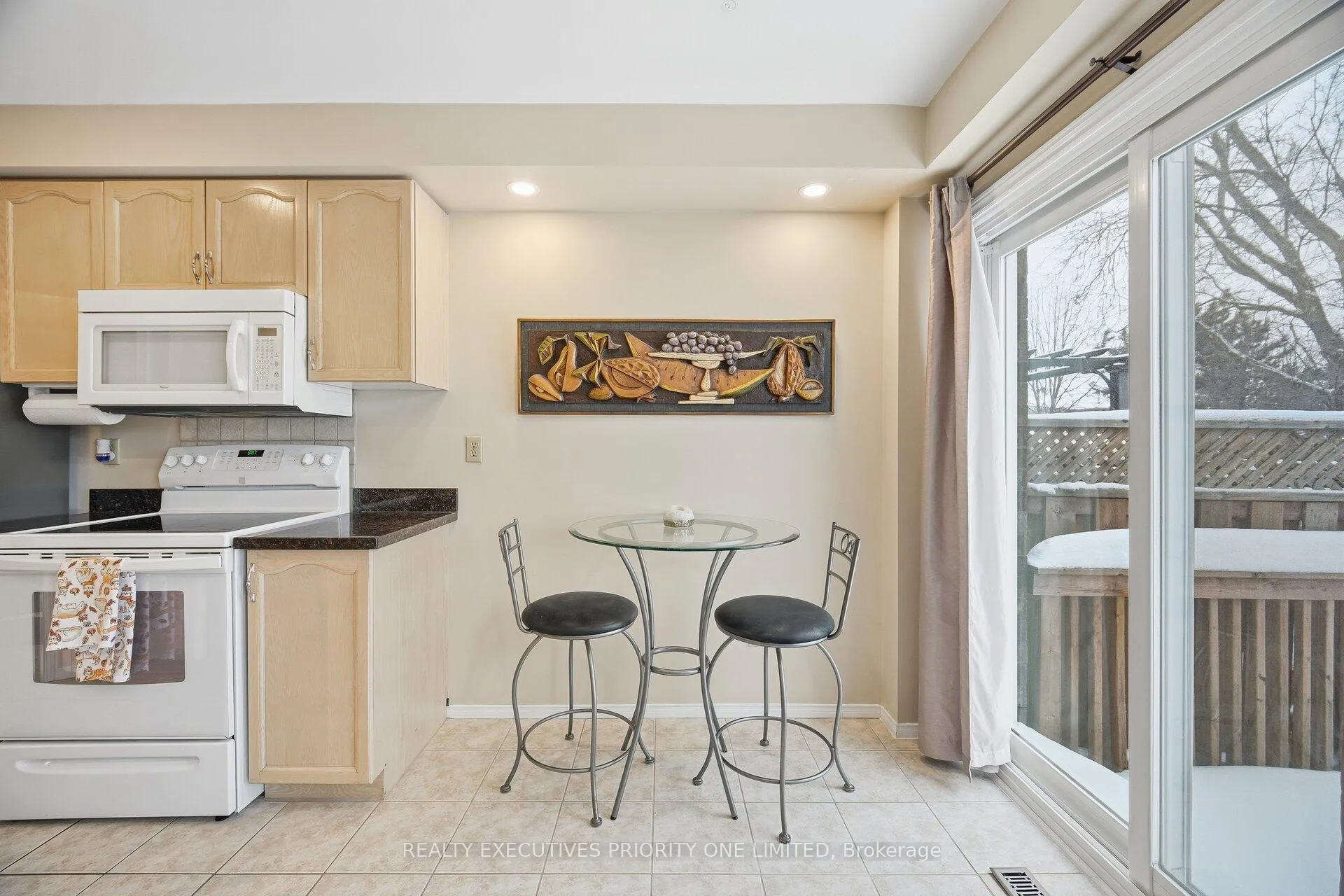 Photo 7 of 28 Smith Court, Caledon, Bolton East — HOMEH