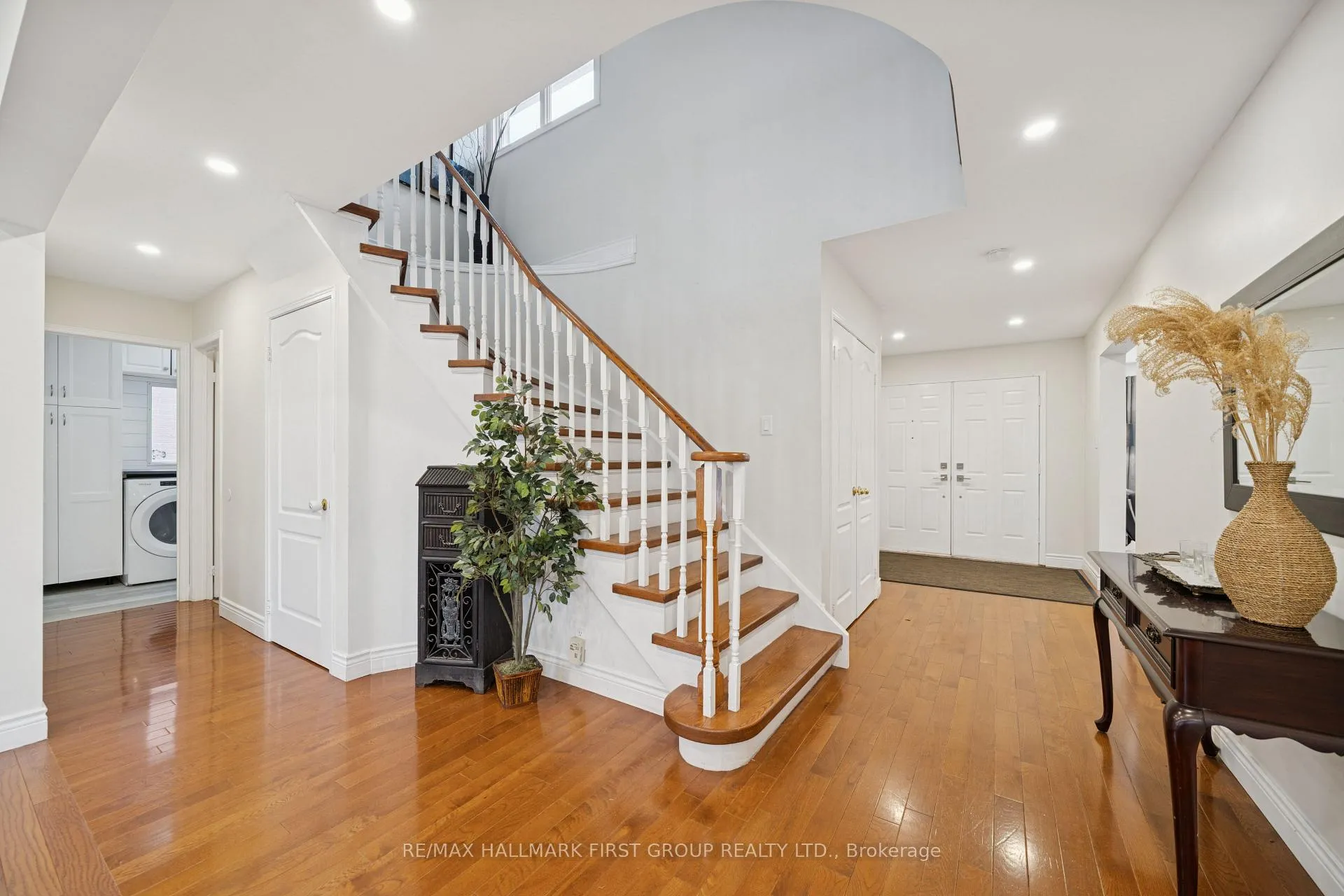 Photo 2 of 724 Barnes Crescent, Oshawa, Northglen — HOMEH