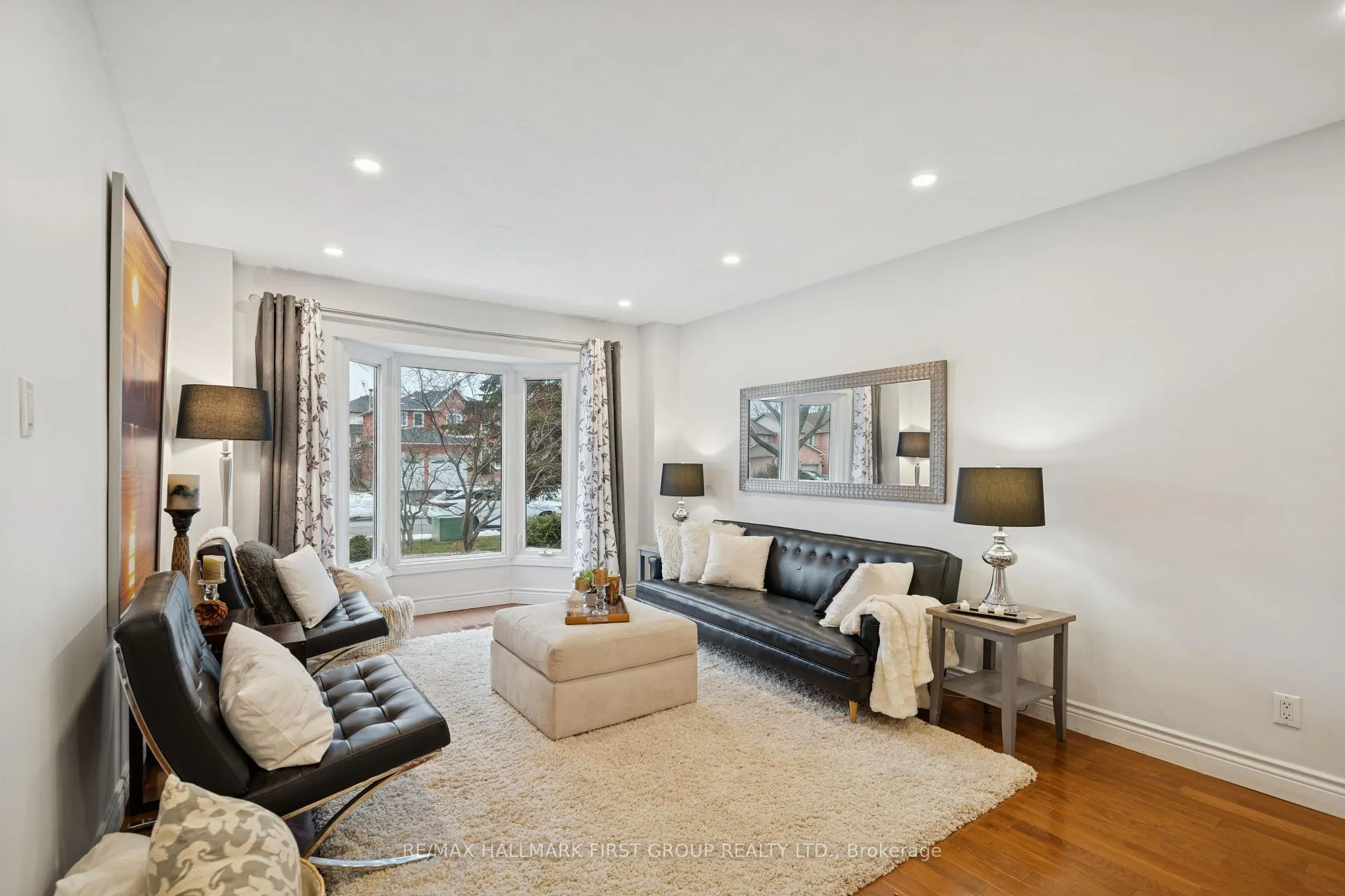 Photo 3 of 724 Barnes Crescent, Oshawa, Northglen — HOMEH