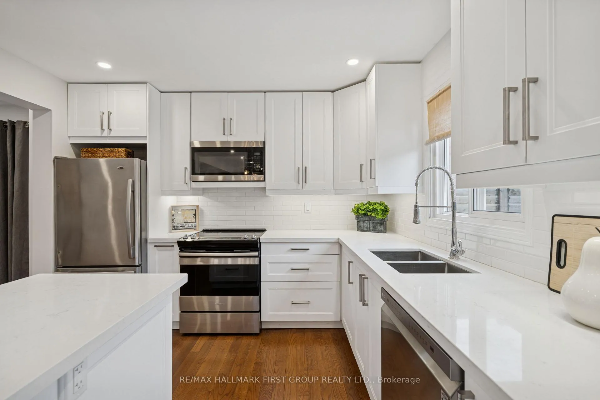 Photo 7 of 724 Barnes Crescent, Oshawa, Northglen — HOMEH