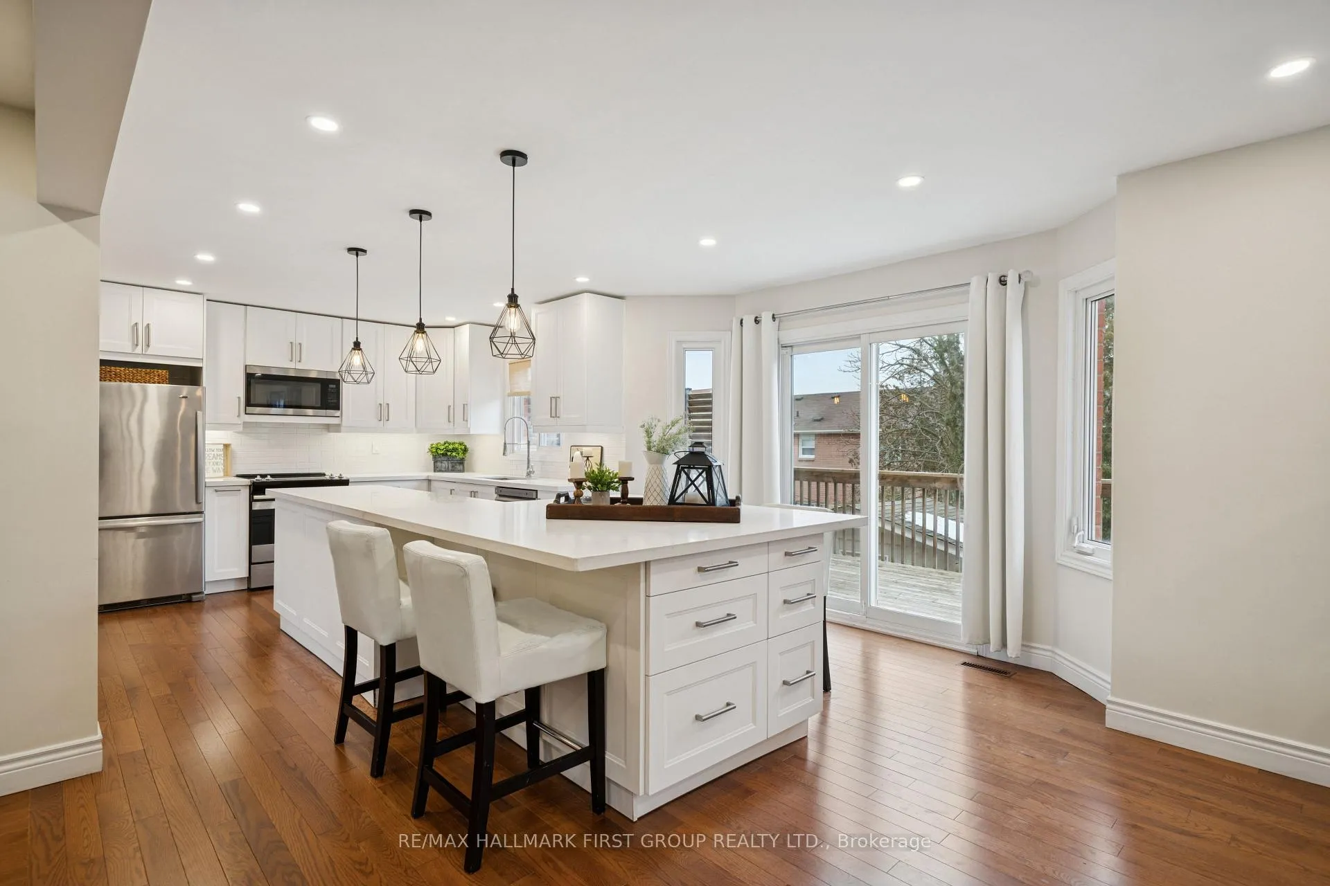 Photo 9 of 724 Barnes Crescent, Oshawa, Northglen — HOMEH