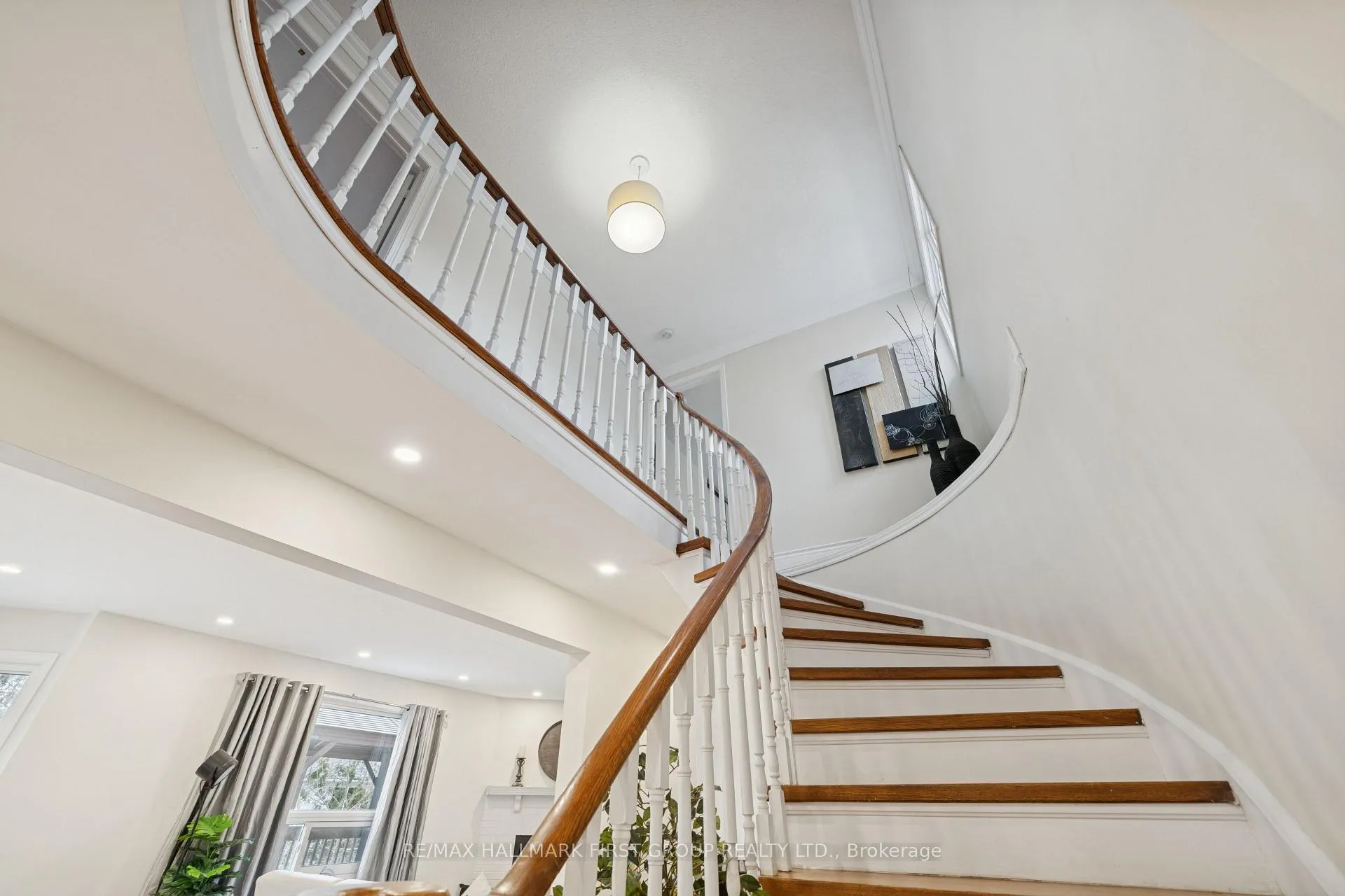 Photo 14 of 724 Barnes Crescent, Oshawa, Northglen — HOMEH