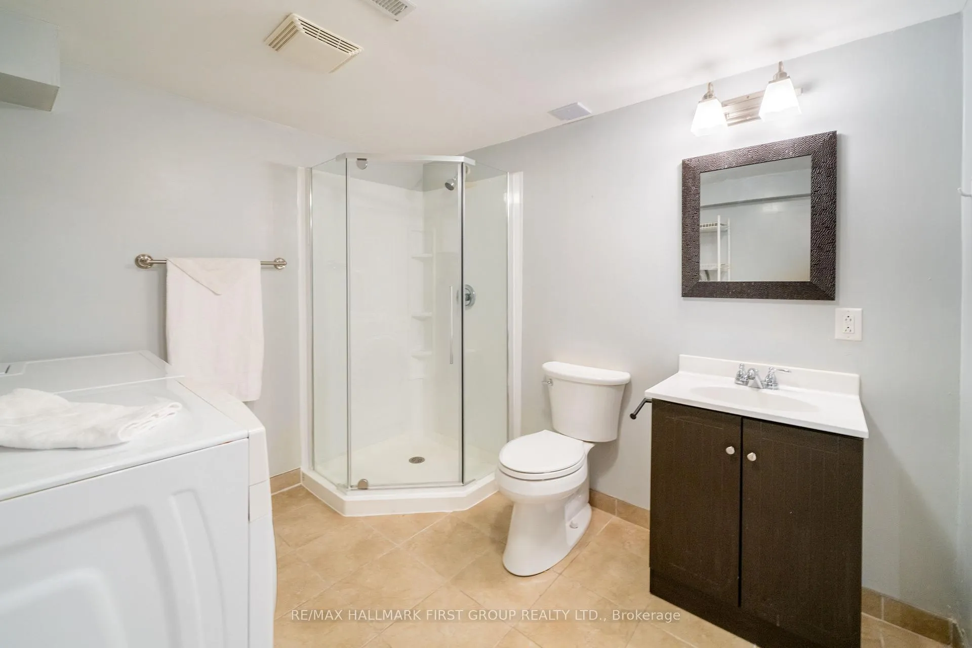 Photo 25 of 724 Barnes Crescent, Oshawa, Northglen — HOMEH