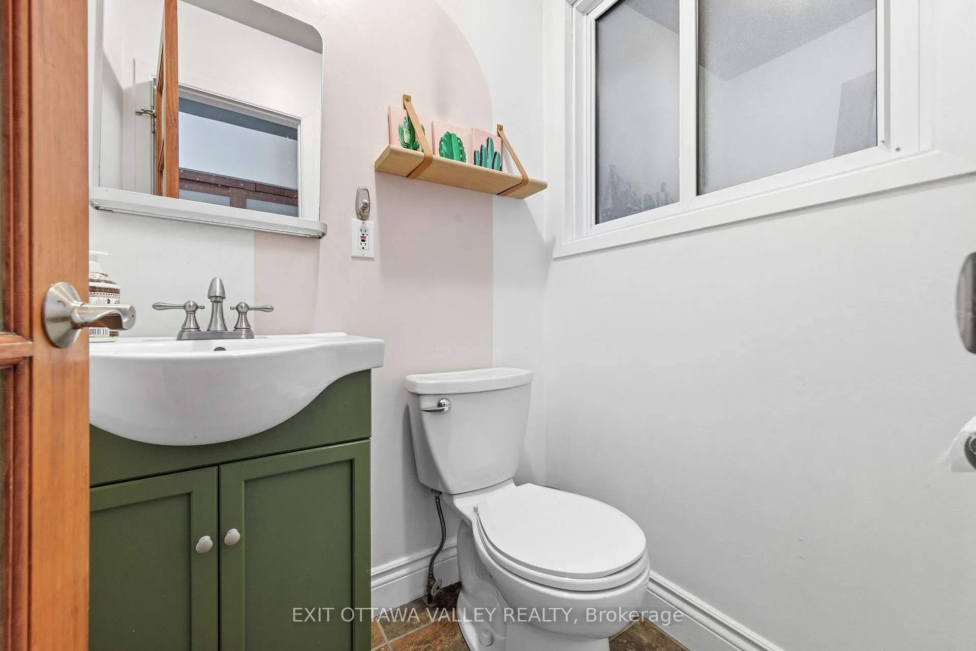 Photo 5 of 235 Thomas Street, Deep River — HOMEH