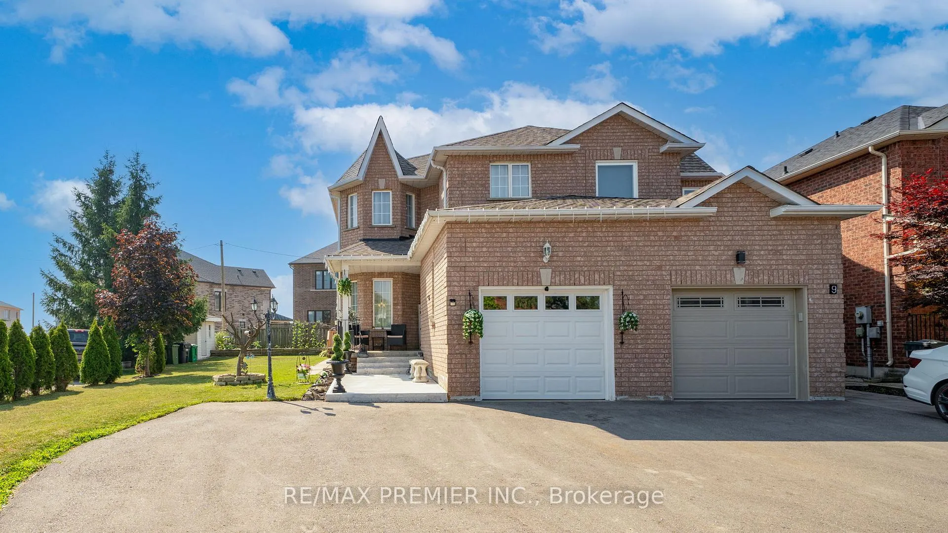 Front of 11 Richelieu Court