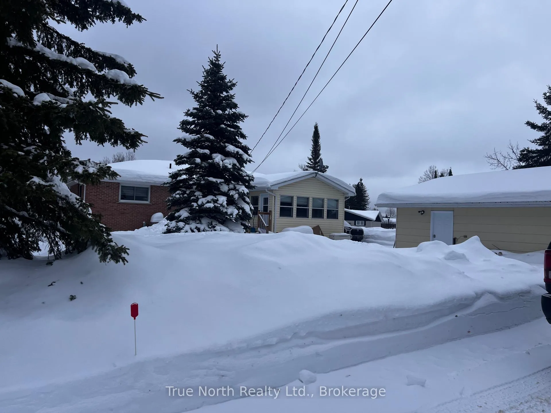 Photo 4 of 1 Kent Place, Kapuskasing — HOMEH