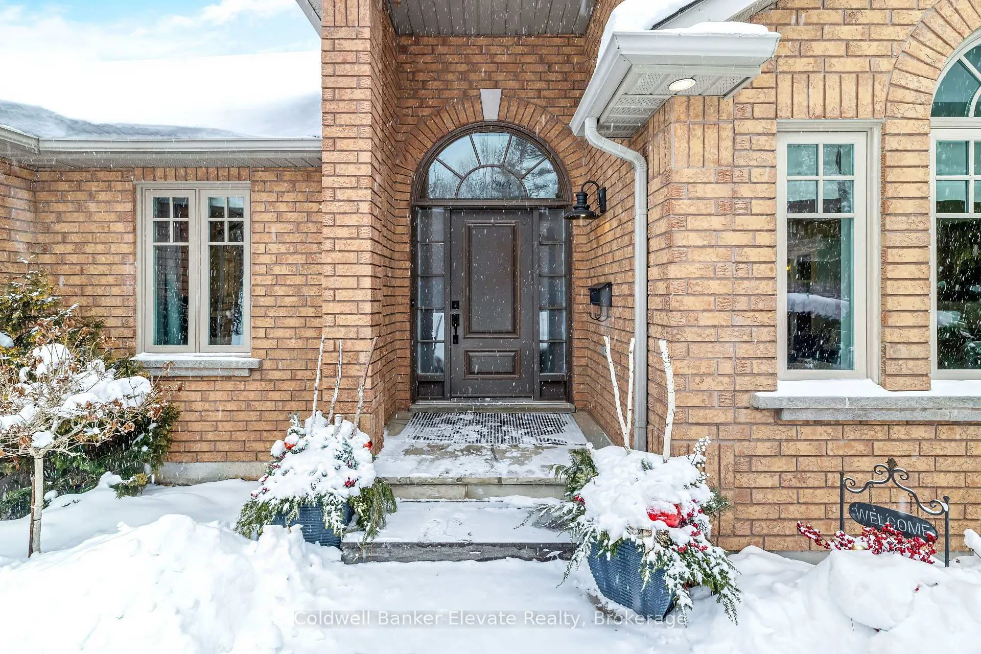 Photo 3 of 43 Newman Place, Halton Hills, Georgetown — HOMEH