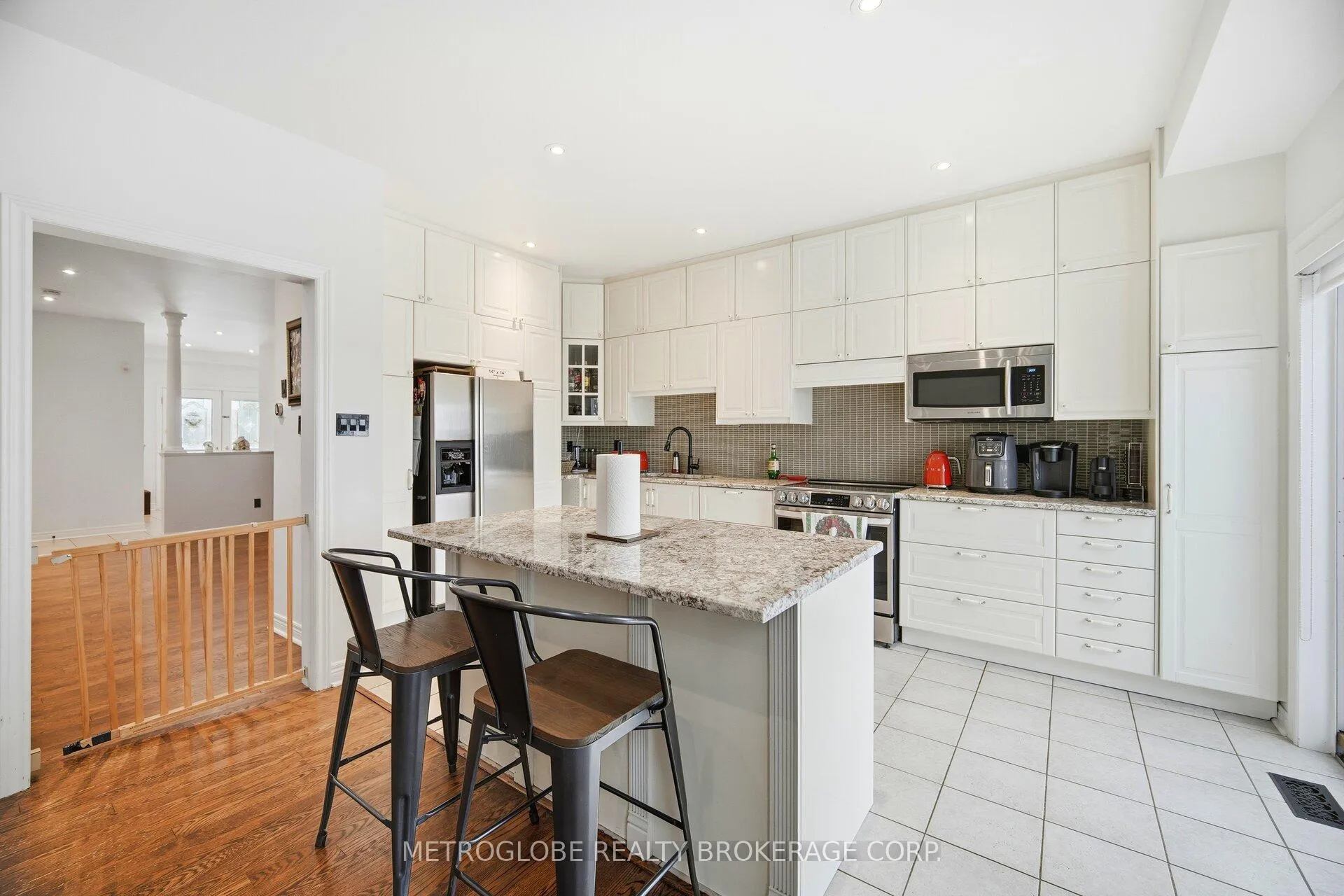 Photo 8 of 231 Matthew Drive, Vaughan, East Woodbridge — HOMEH