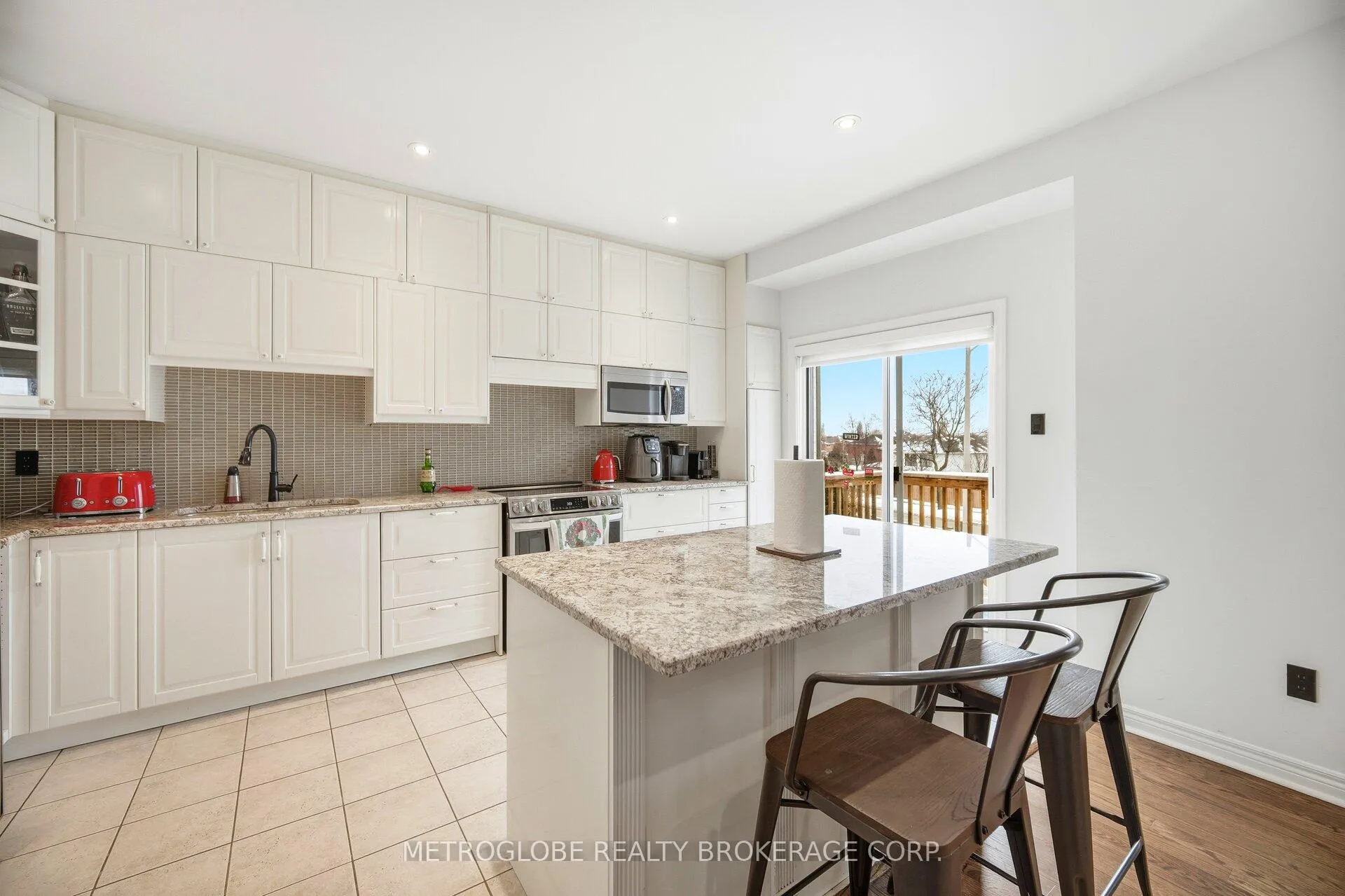 Photo 9 of 231 Matthew Drive, Vaughan, East Woodbridge — HOMEH