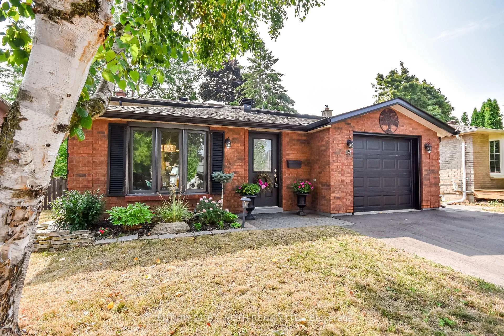 Photo 2 of 49 Ridgeway Avenue, Barrie, Allandale Heights — HOMEH