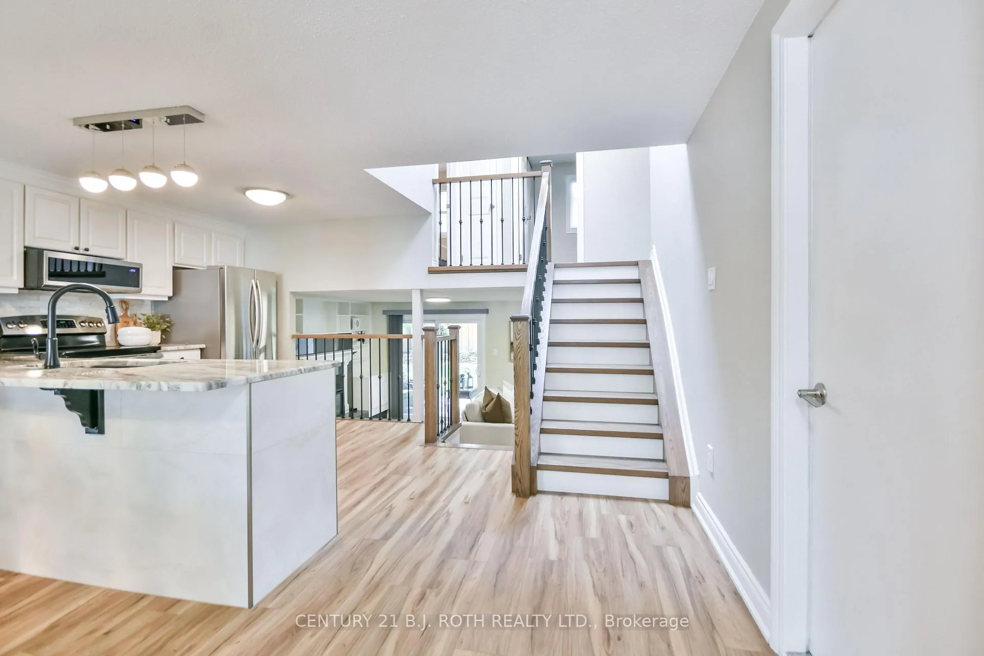 Photo 3 of 49 Ridgeway Avenue, Barrie, Allandale Heights — HOMEH