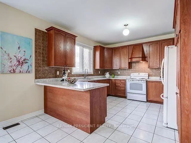 Photo 8 of 4 Cairnburg Drive, Brampton, Vales of Castlemore — HOMEH