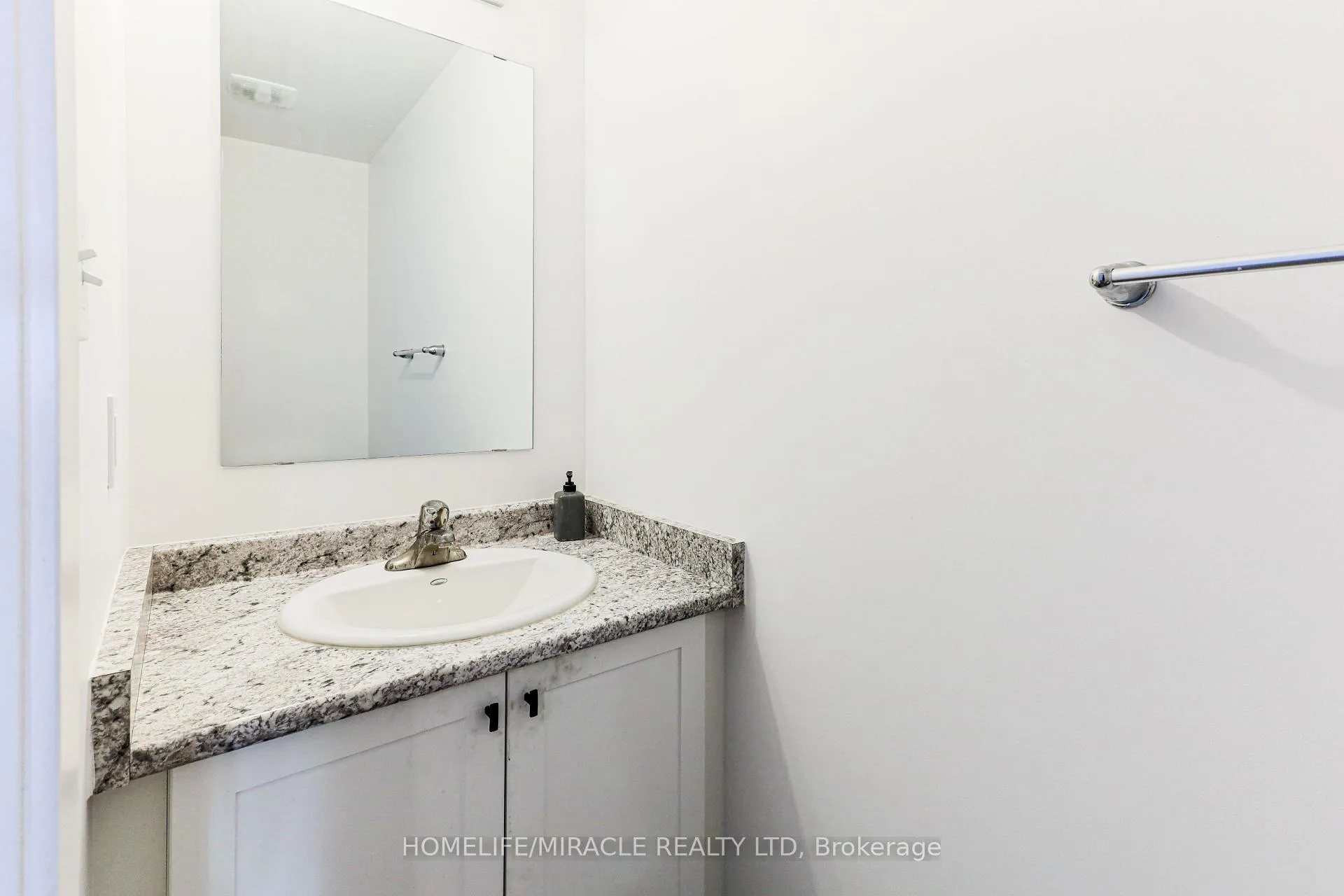 Photo 4 of 105 Pony Way, Kitchener — HOMEH