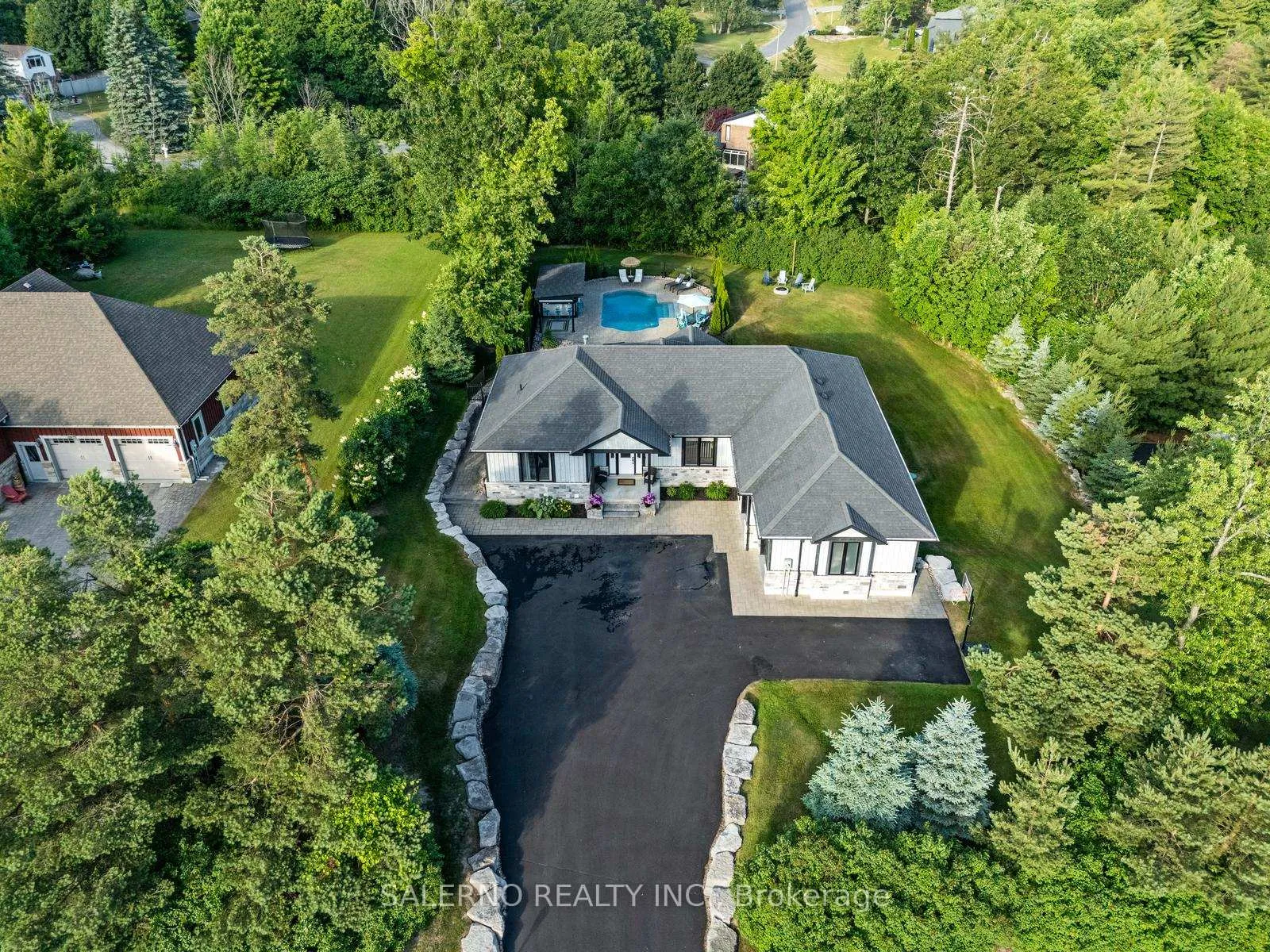 Photo 3 of 2065 Forest Valley Drive, Innisfil, Rural Innisfil — HOMEH