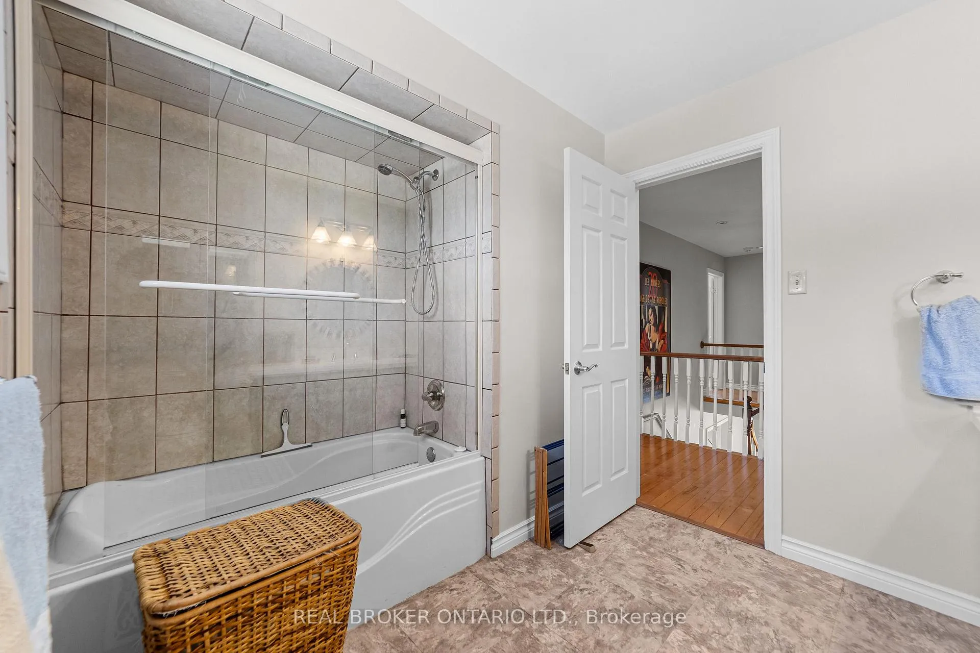 Photo 24 of 7 Templer Drive, Hamilton, Ancaster — HOMEH