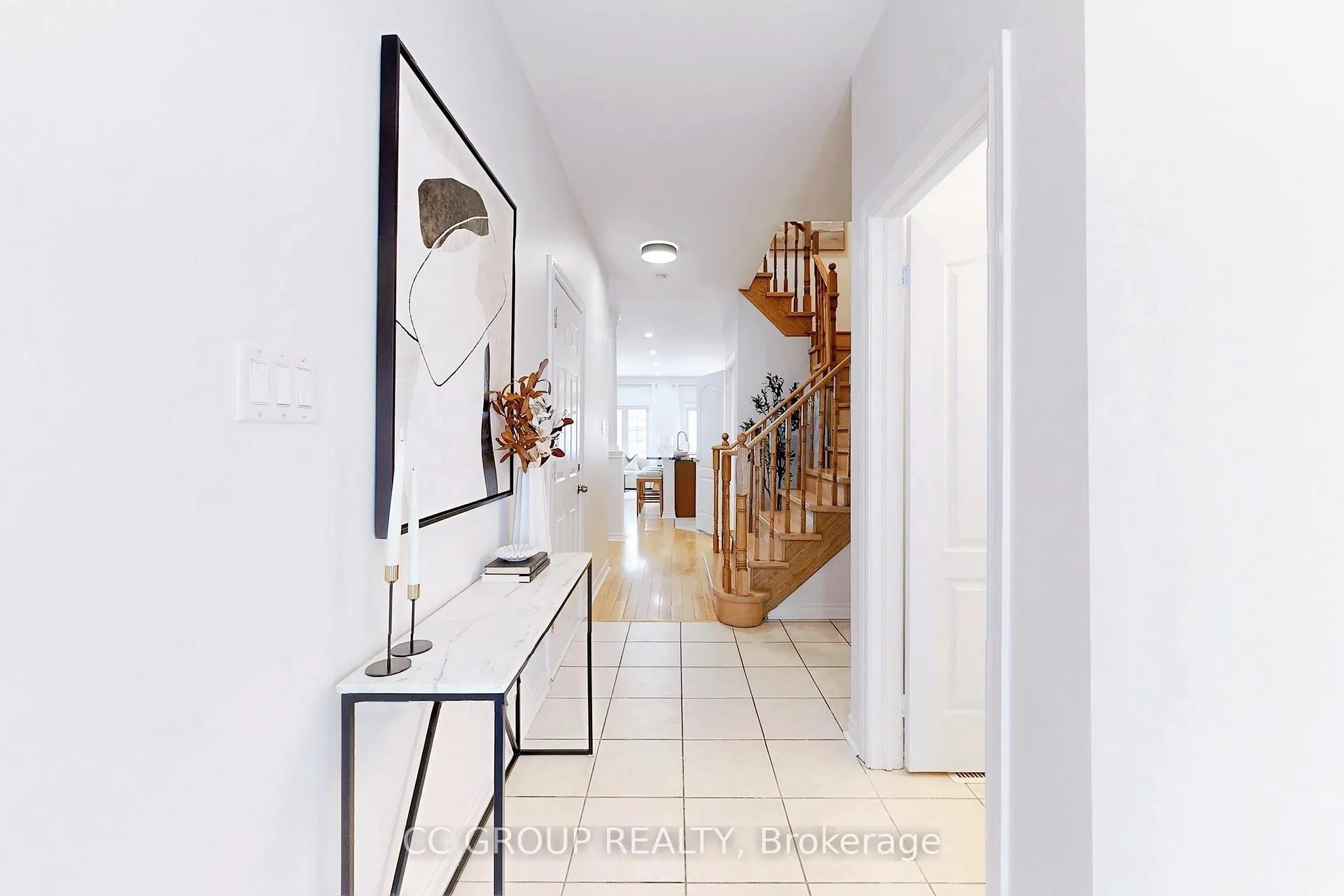 Photo 3 of 17 Lander Crescent, Vaughan, Patterson — HOMEH