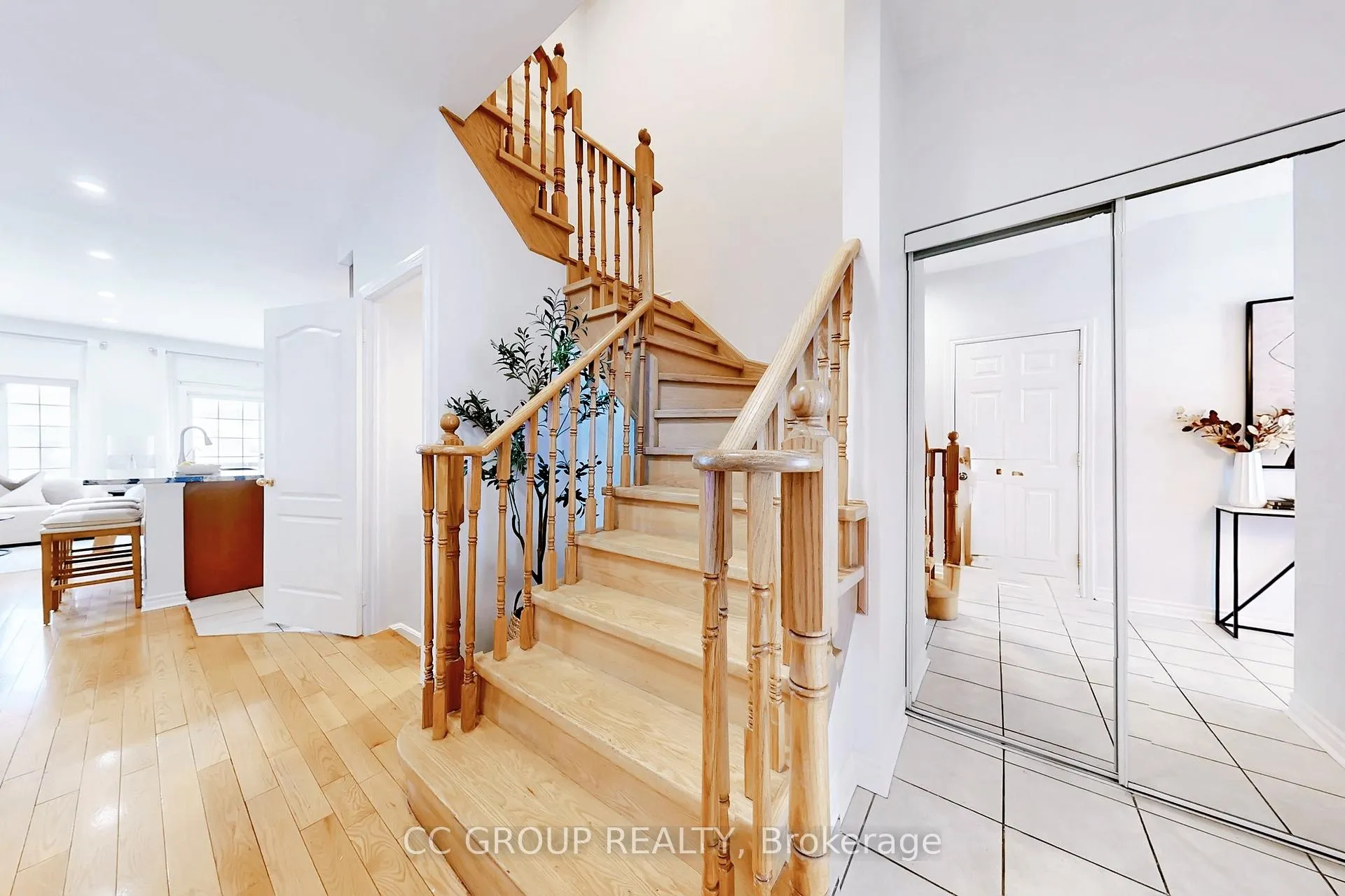 Photo 6 of 17 Lander Crescent, Vaughan, Patterson — HOMEH