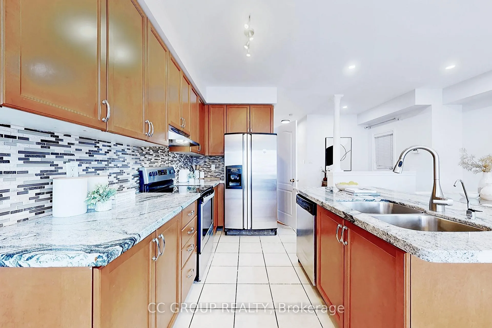 Photo 15 of 17 Lander Crescent, Vaughan, Patterson — HOMEH