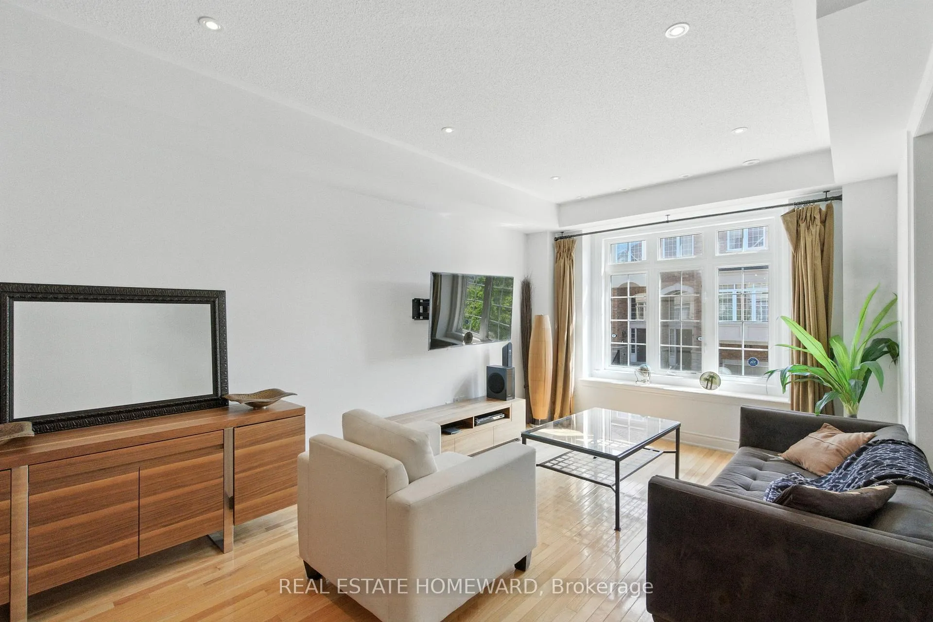 Photo 3 of 4 Isaac Devins Avenue, Vaughan, East Woodbridge — HOMEH