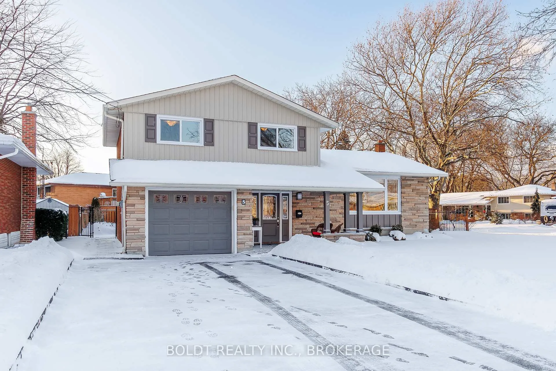 Photo 2 of 5 Upper Canada Drive, St. Catharines, Lakeshore — HOMEH