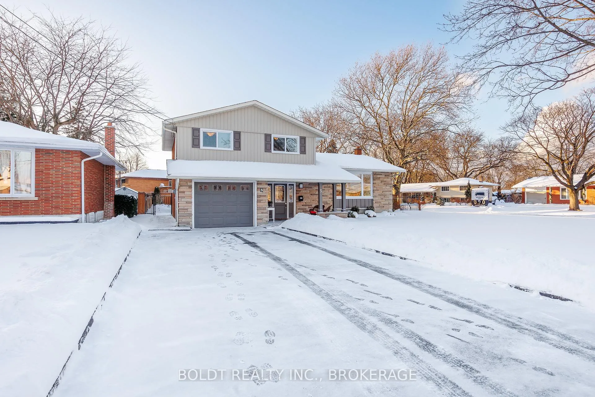 Photo 3 of 5 Upper Canada Drive, St. Catharines, Lakeshore — HOMEH