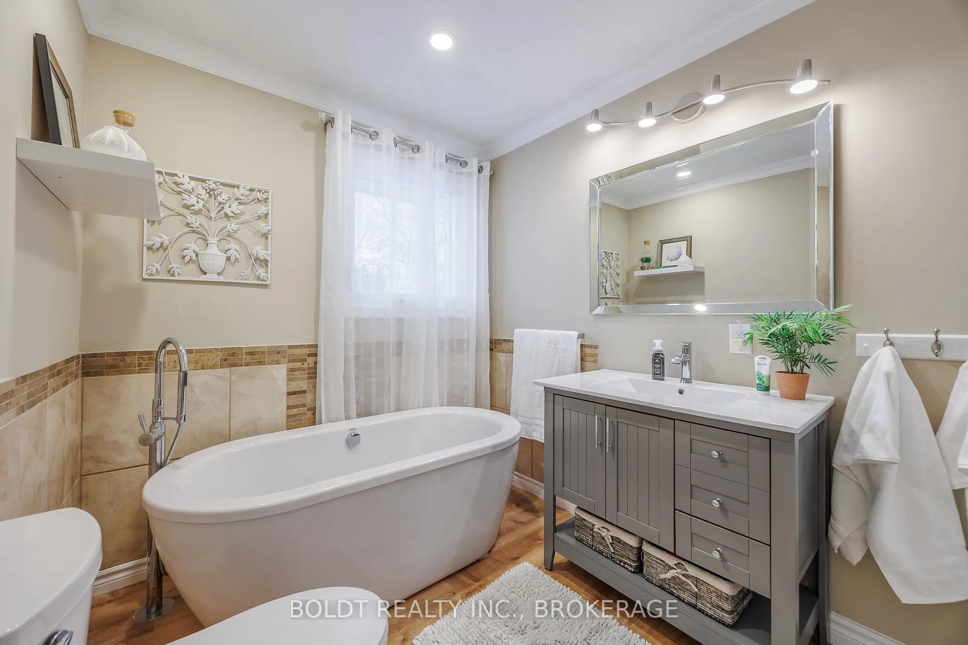 Photo 20 of 5 Upper Canada Drive, St. Catharines, Lakeshore — HOMEH