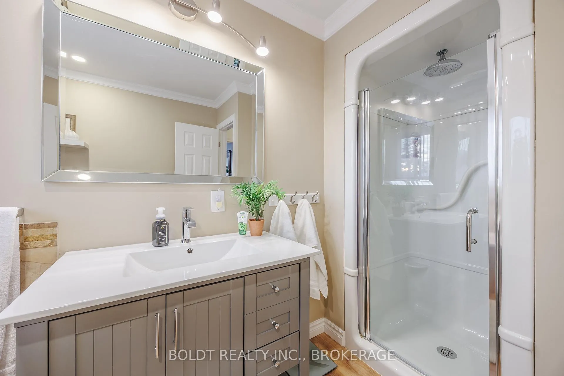 Photo 21 of 5 Upper Canada Drive, St. Catharines, Lakeshore — HOMEH