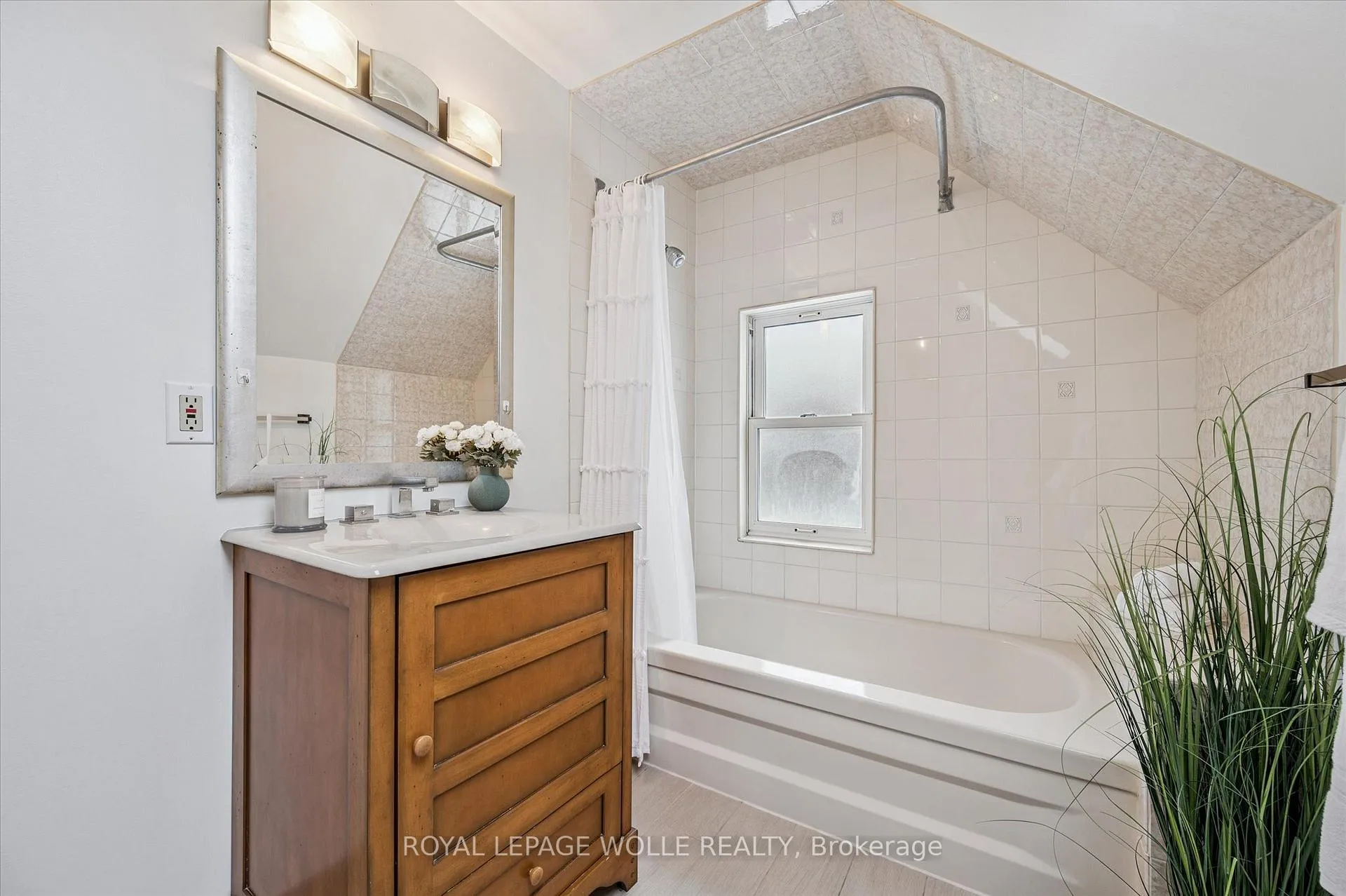 Photo 21 of 56 John Street W, Waterloo — HOMEH