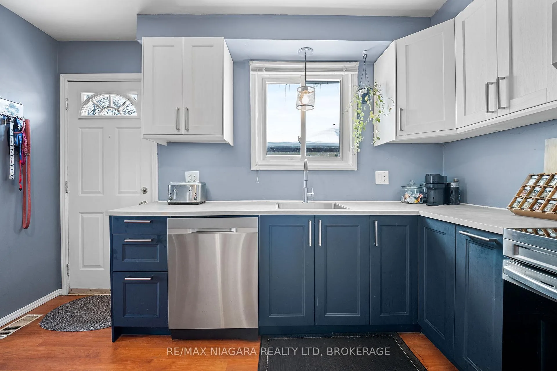 Photo 3 of 6885 Waters Avenue, Niagara Falls, Arad/Fallsview — HOMEH