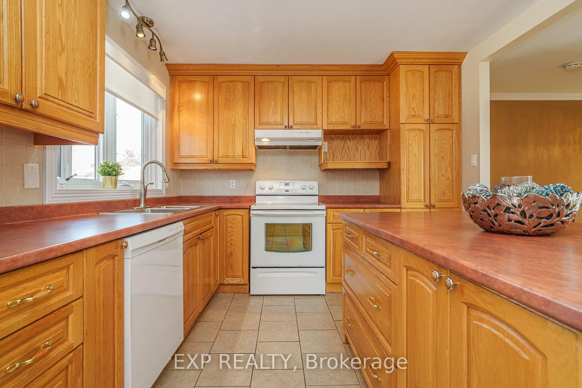 Photo 10 of 49 Larkin Drive, Ottawa, Barrhaven - Pheasant Run — HOMEH