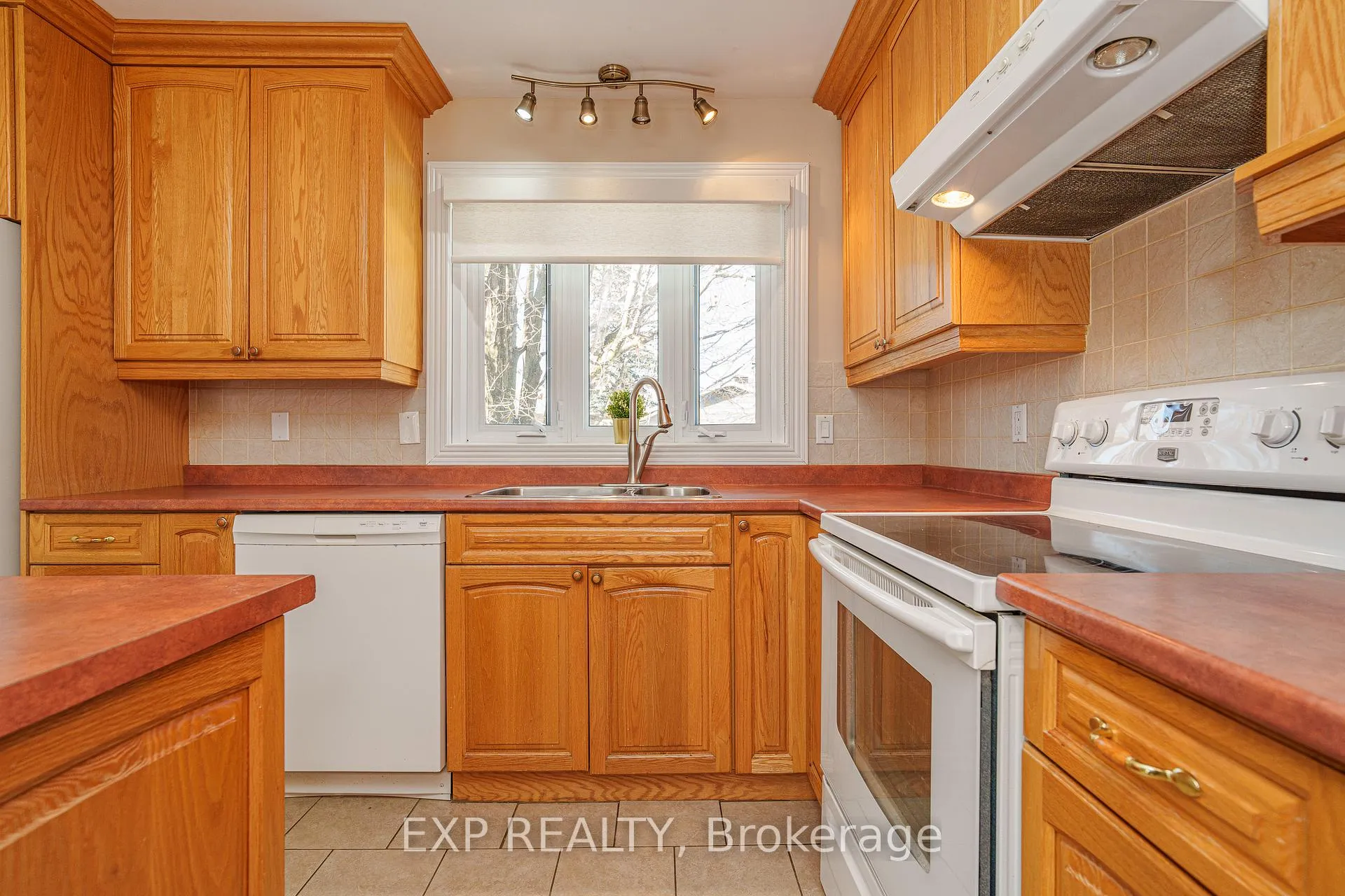 Photo 11 of 49 Larkin Drive, Ottawa, Barrhaven - Pheasant Run — HOMEH