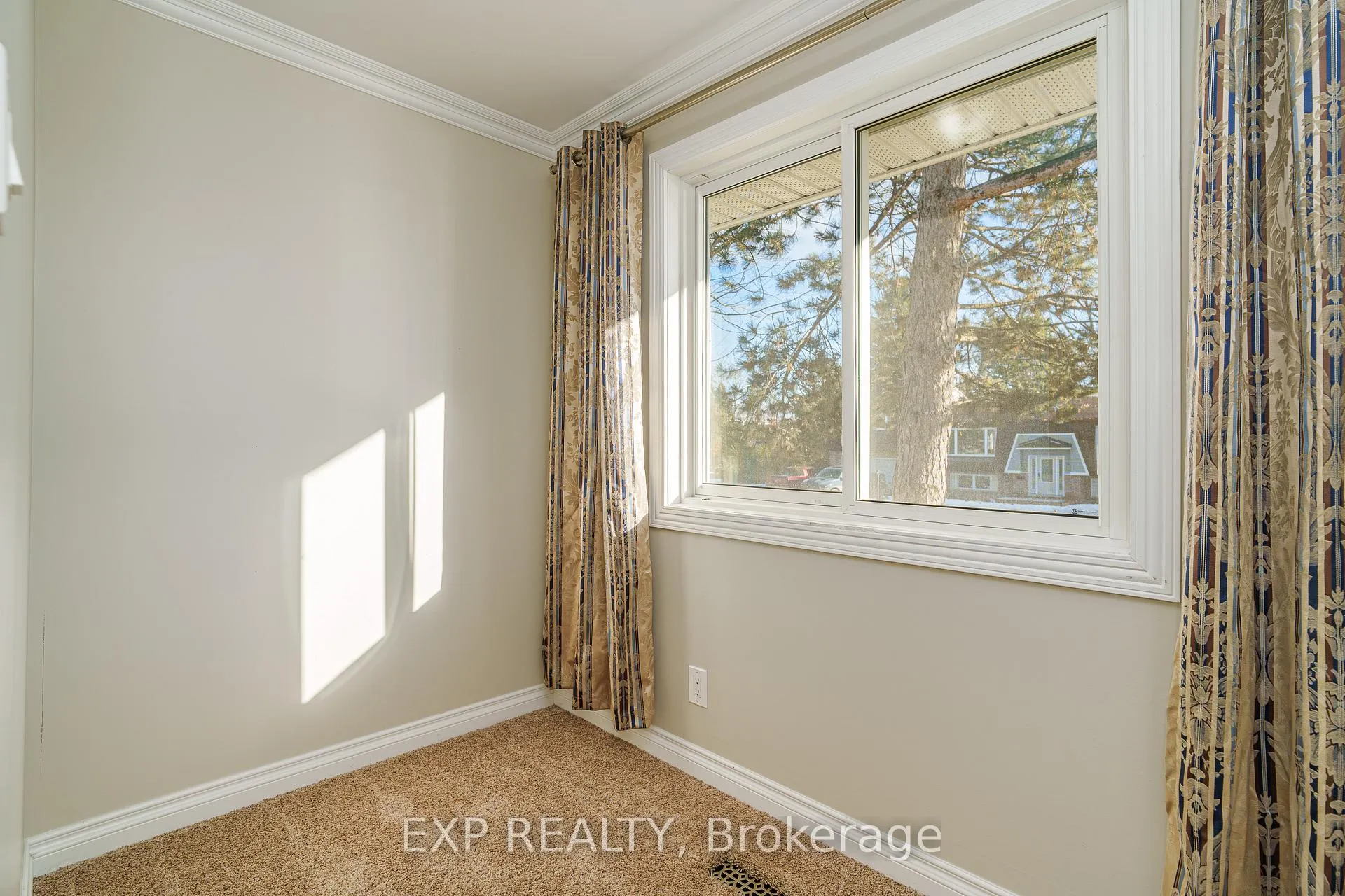 Photo 26 of 49 Larkin Drive, Ottawa, Barrhaven - Pheasant Run — HOMEH