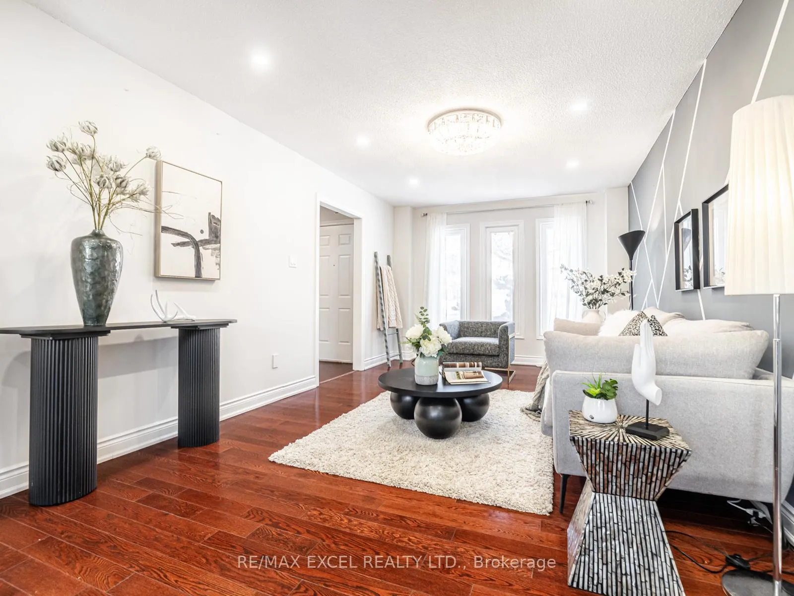 Photo 3 of 9 Shadlock Street, Markham, Middlefield — HOMEH