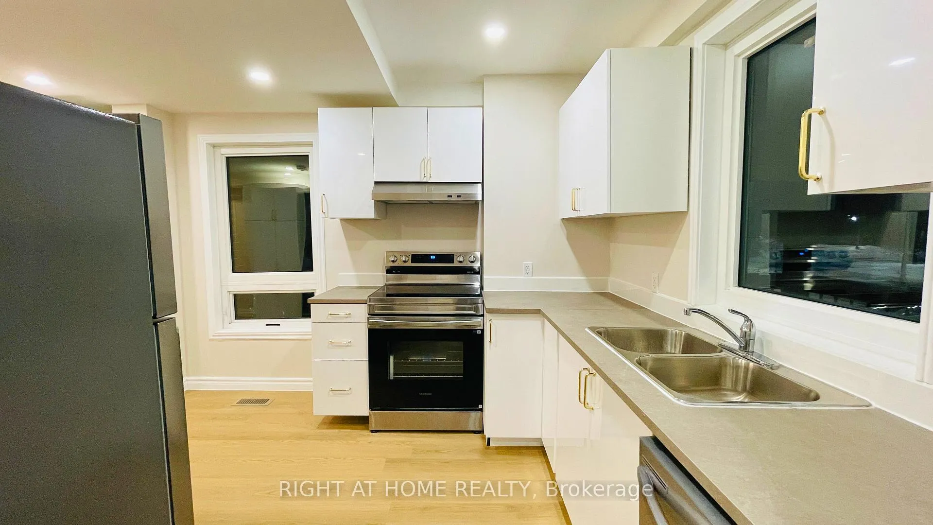 Photo 6 of 158 William Street E, Oshawa, O'Neill — HOMEH
