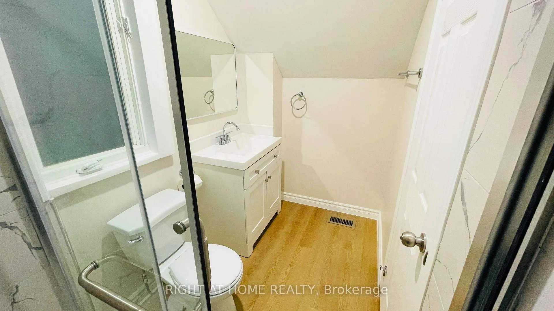 Photo 15 of 158 William Street E, Oshawa, O'Neill — HOMEH