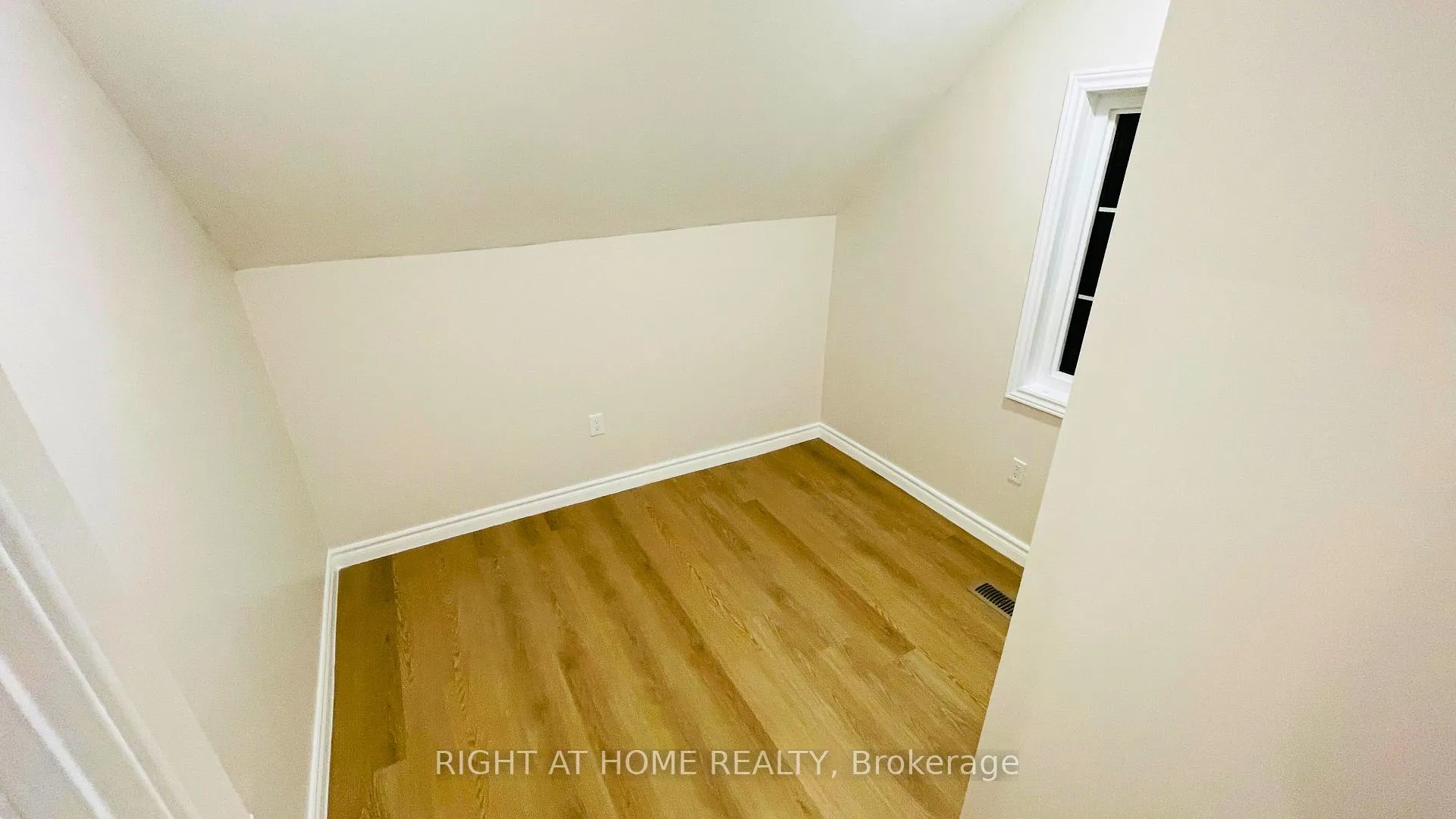Photo 19 of 158 William Street E, Oshawa, O'Neill — HOMEH