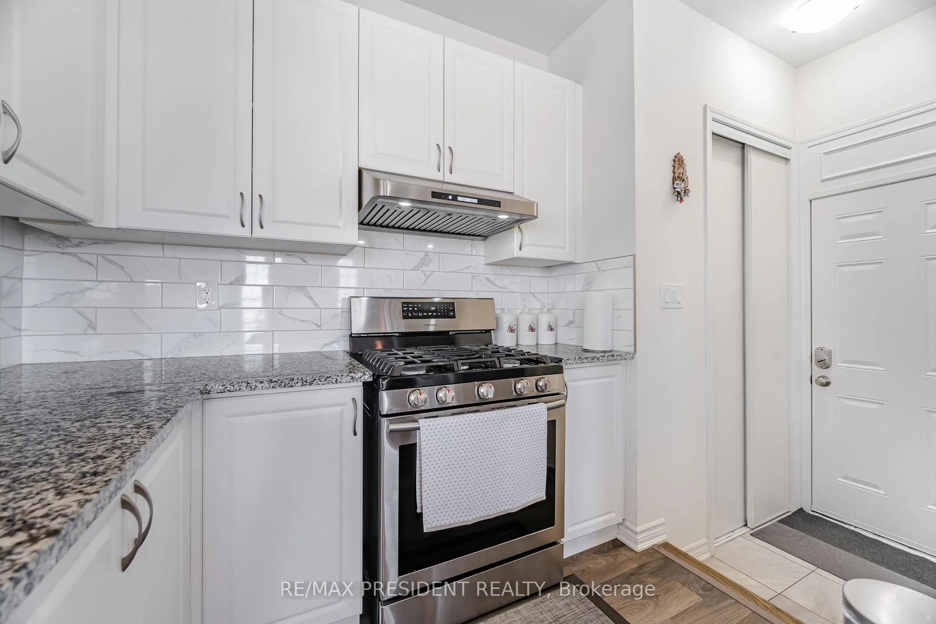 Photo 12 of 581 Edenbrook Hill Drive, Brampton, Northwest Brampton — HOMEH