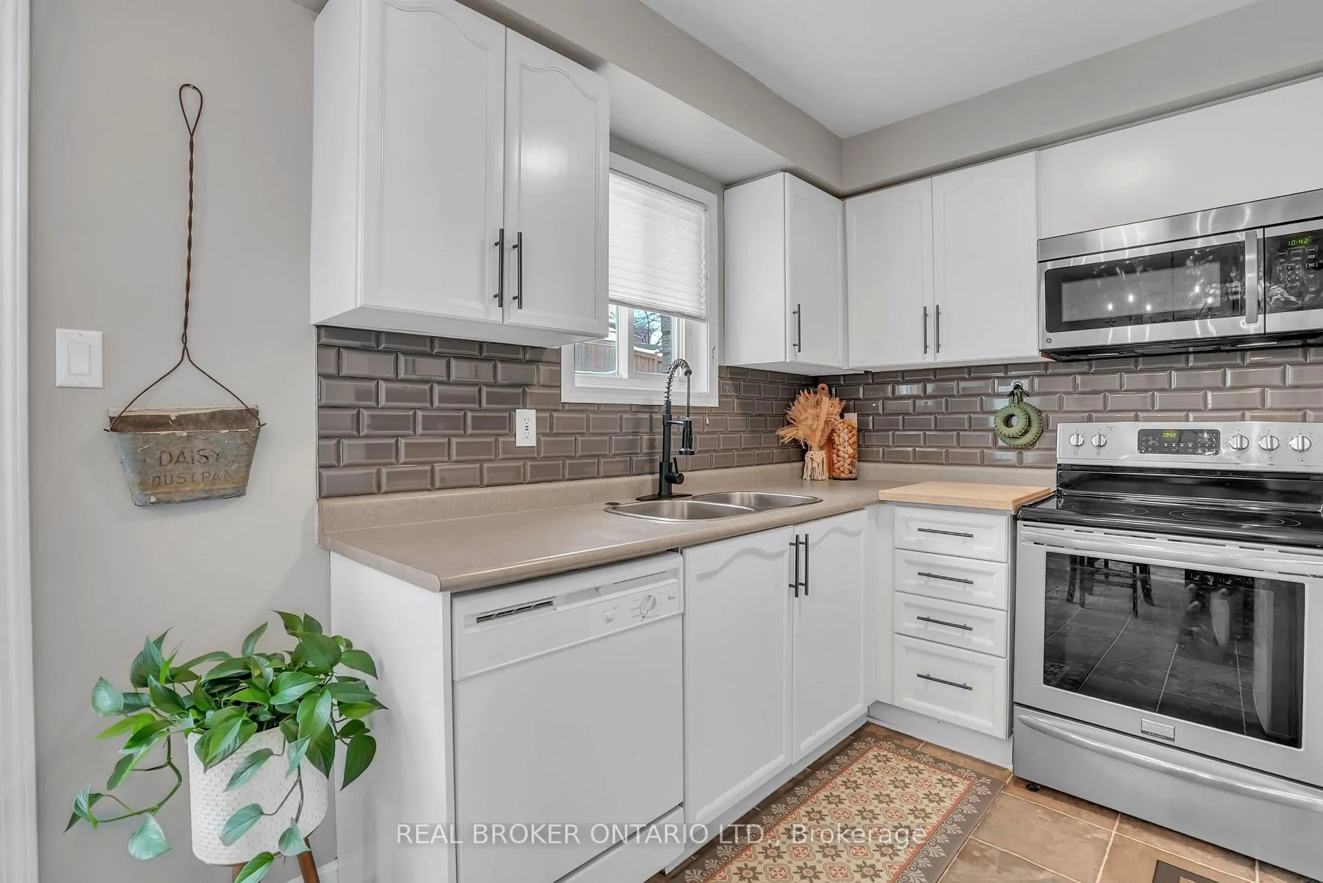 Photo 10 of 389 Ferndale Drive S, Barrie, Ardagh — HOMEH