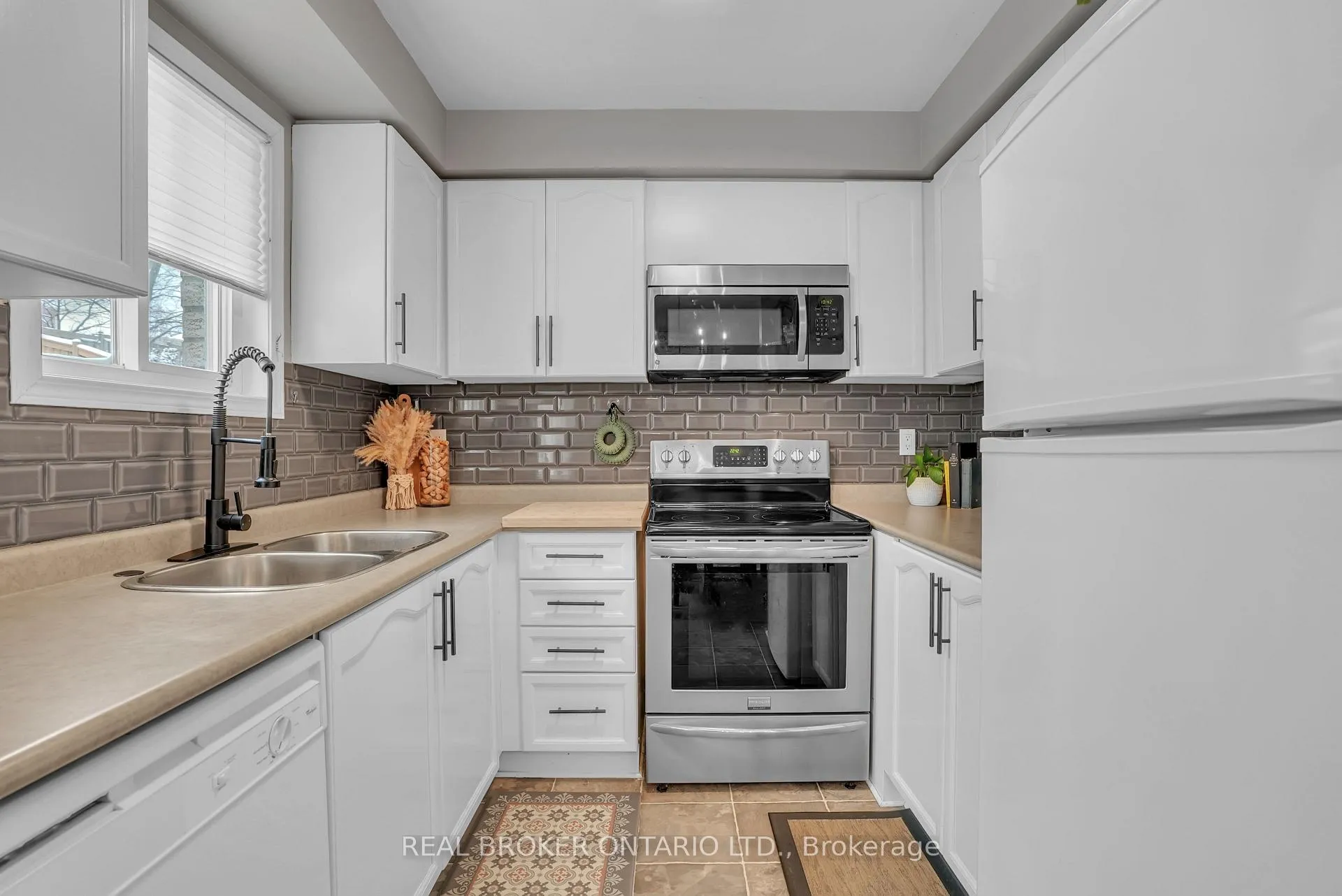 Photo 11 of 389 Ferndale Drive S, Barrie, Ardagh — HOMEH