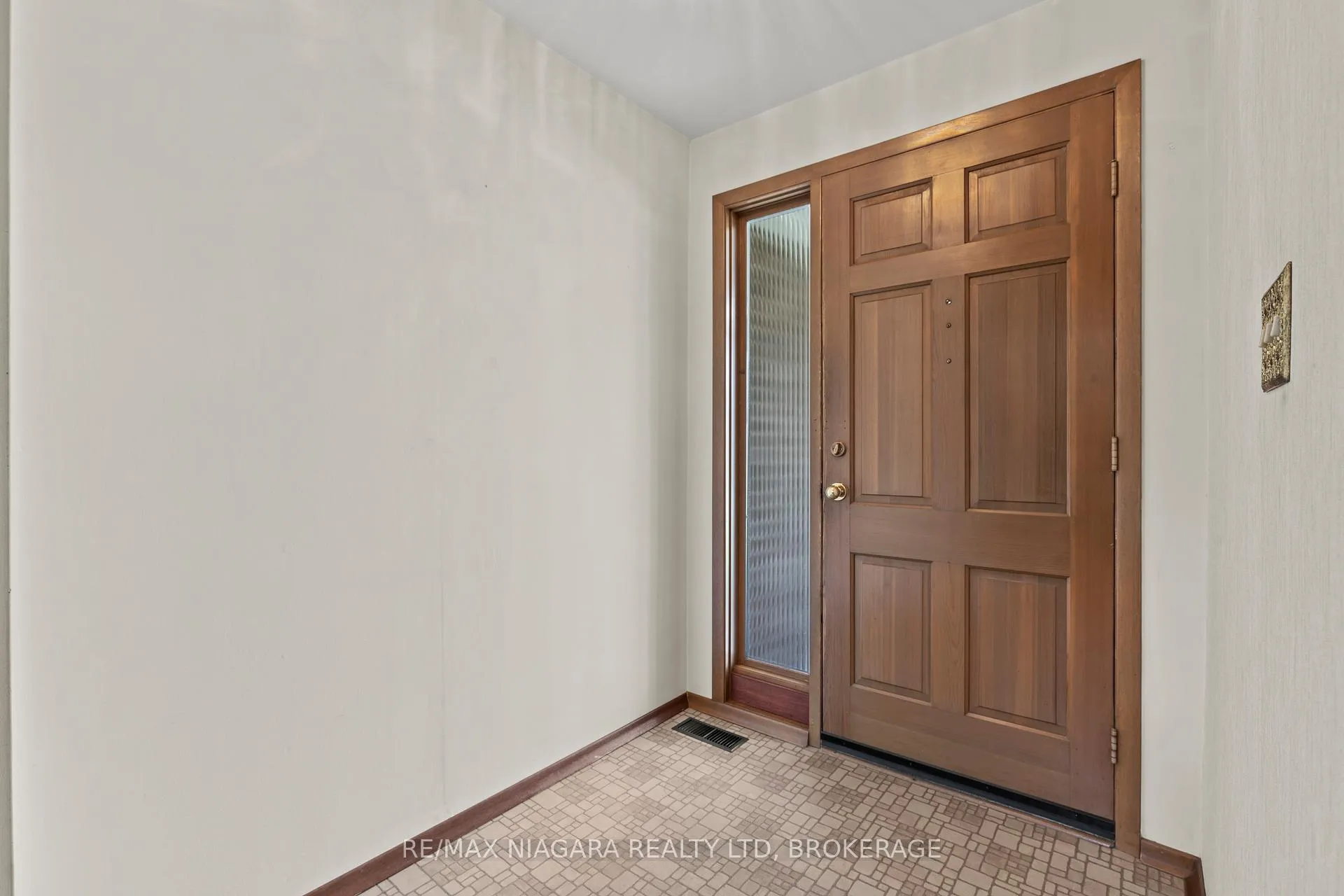 Photo 8 of 6628 Argyll Crescent, Niagara Falls, Arad/Fallsview — HOMEH